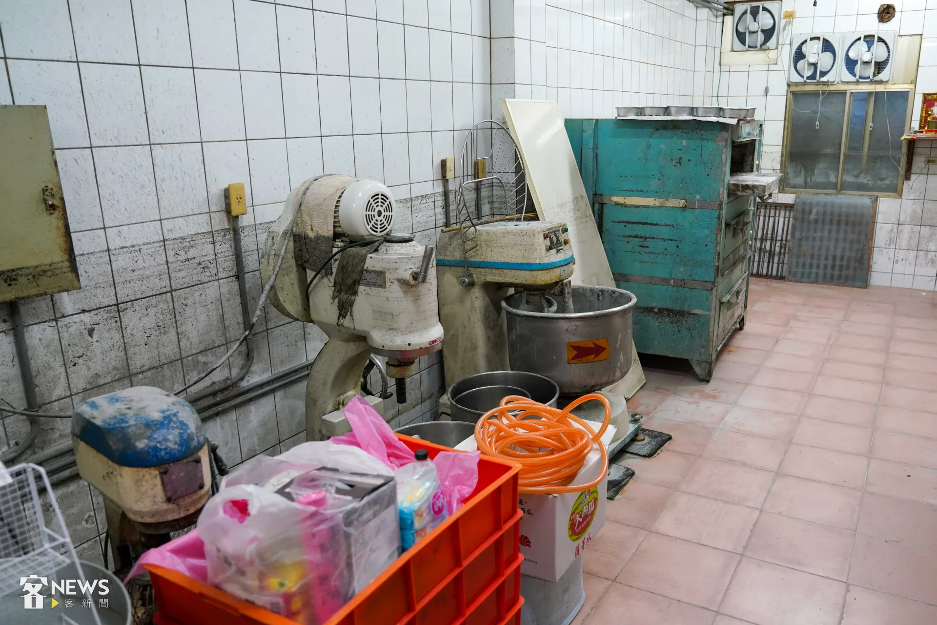 內場的烘焙器械全都因洪災泡湯。李台源攝