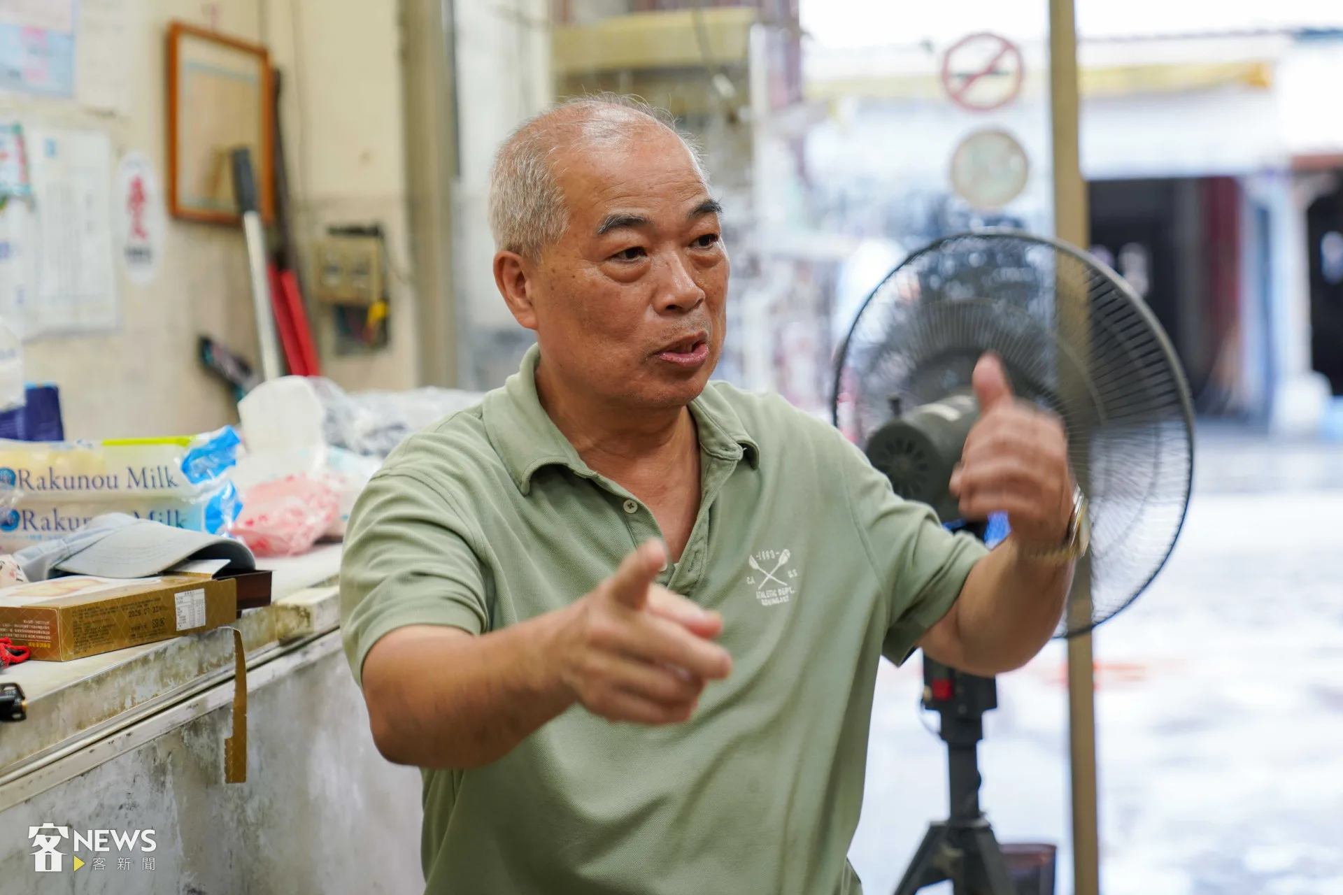 看著空蕩蕩的店面外場，幸福食品行老闆黃銘漳幽默自嘲，發現房子還蠻大的。范修語攝