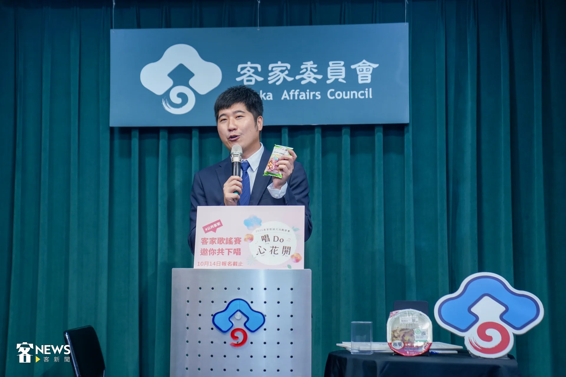 記者會最後，邱星崴還特別介紹便利商店推出的客家風味商品。洪藝晅攝