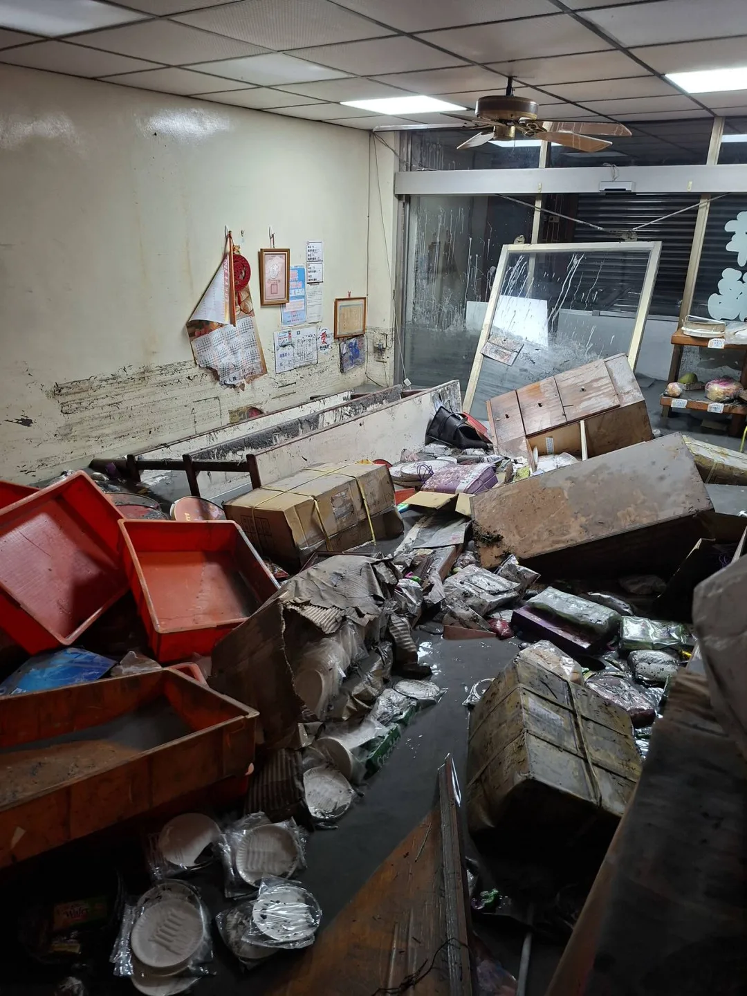 外場店面堆滿泡水家具。黃銘漳提供