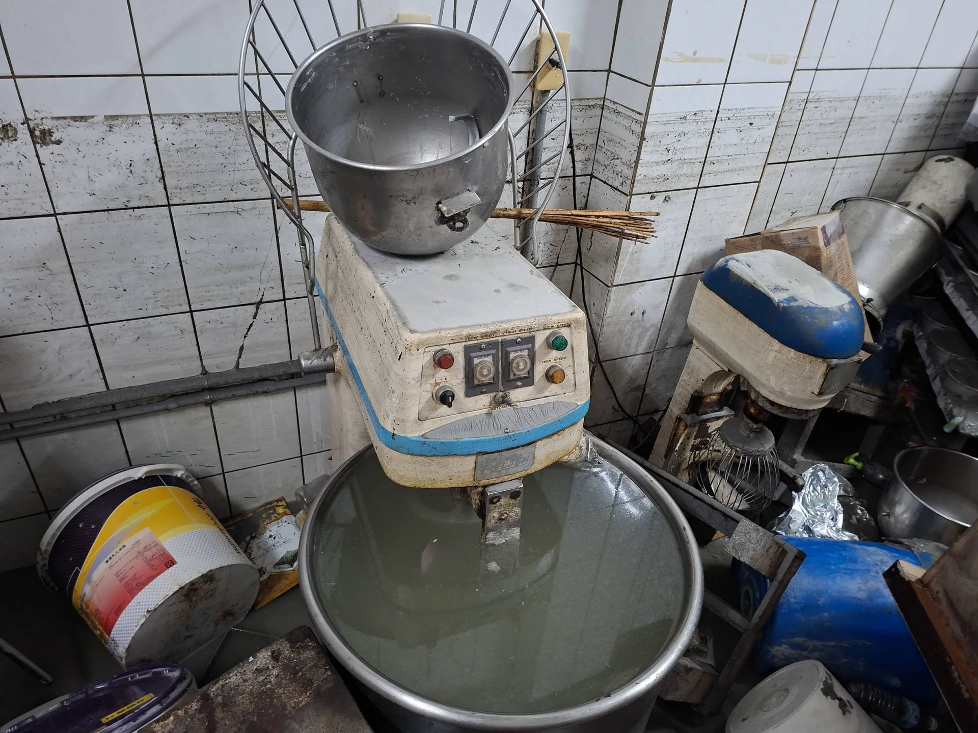 原先應該盛裝麵糊的攪拌機裝滿泥水。黃銘漳提供