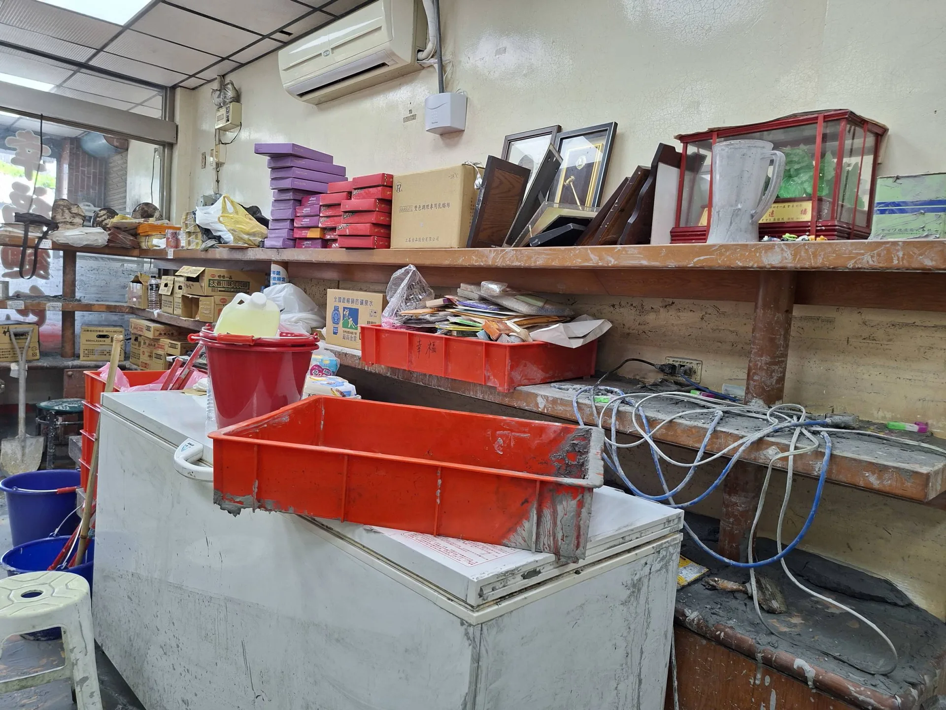 店面外場一片凌亂。黃銘漳提供