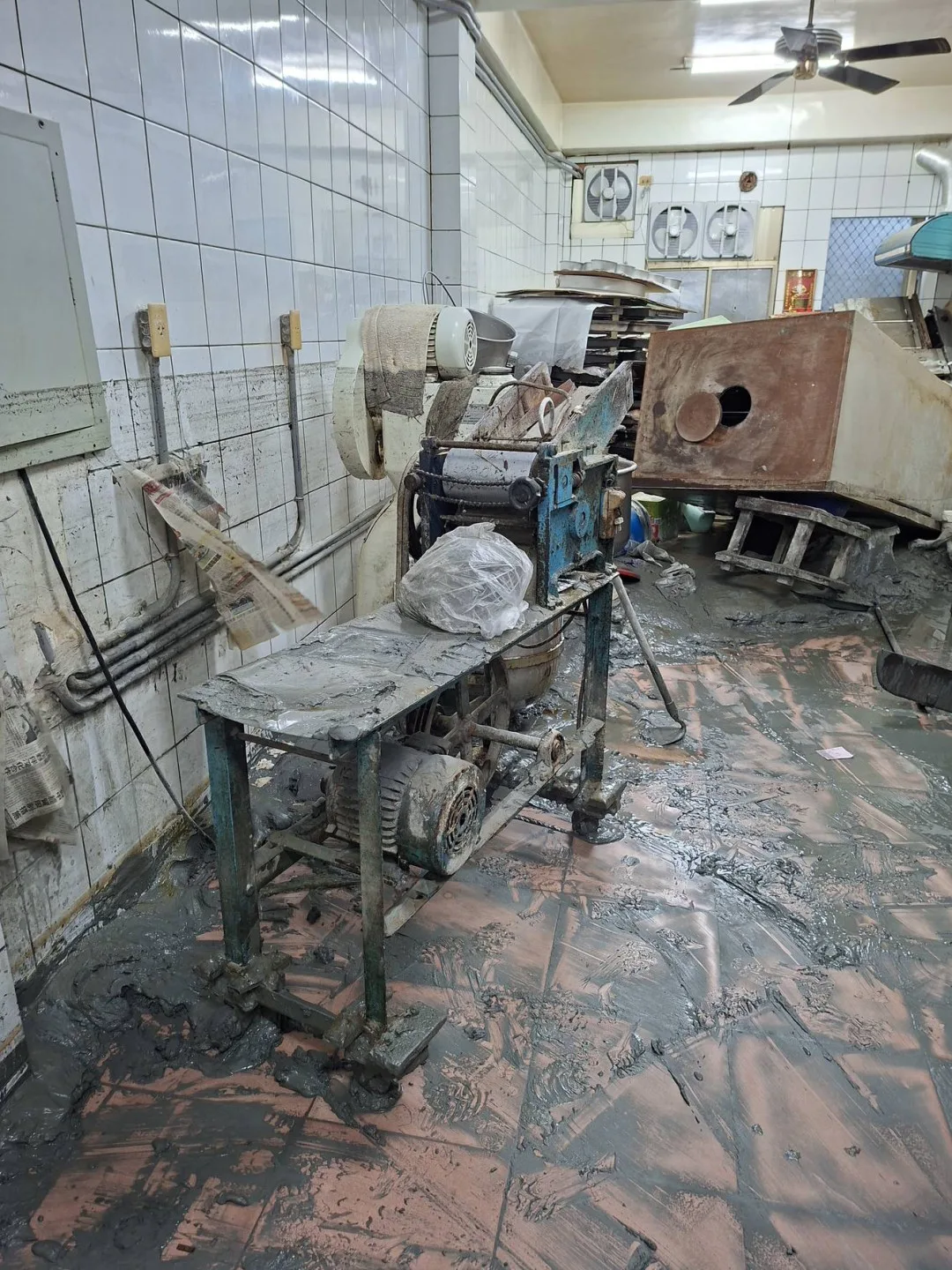 水退了之後，製作烘焙食品的內場一片泥濘。黃銘漳提供