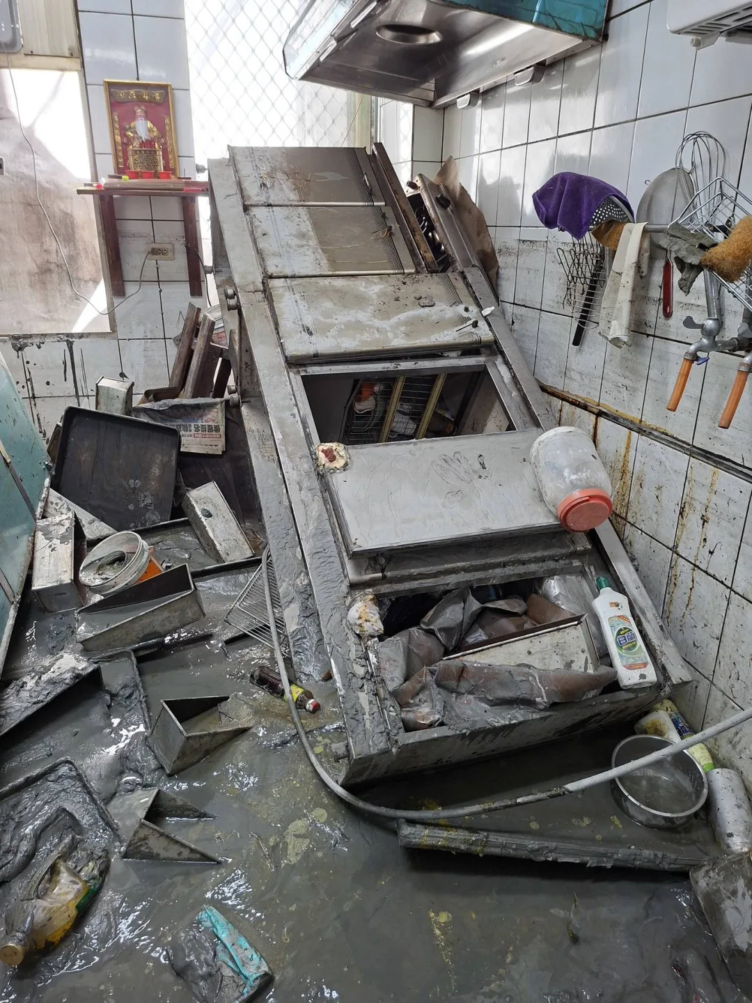 大型烘焙機具傾倒。黃銘漳提供