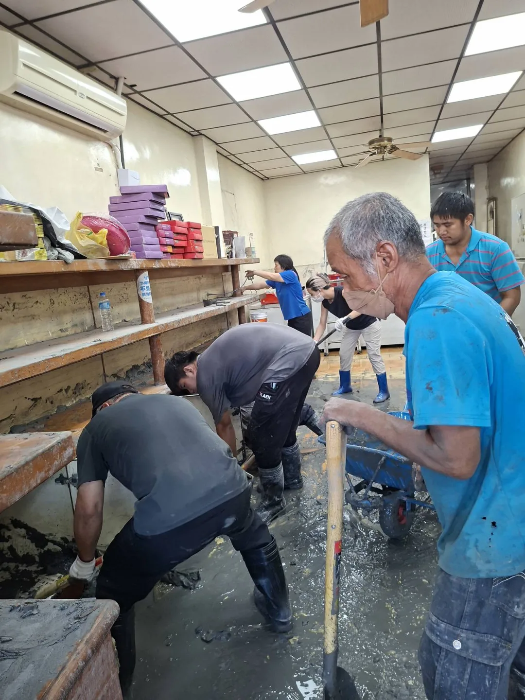 災後，黃銘漳找來親友幫忙，也雇工清理店面。黃銘漳提供