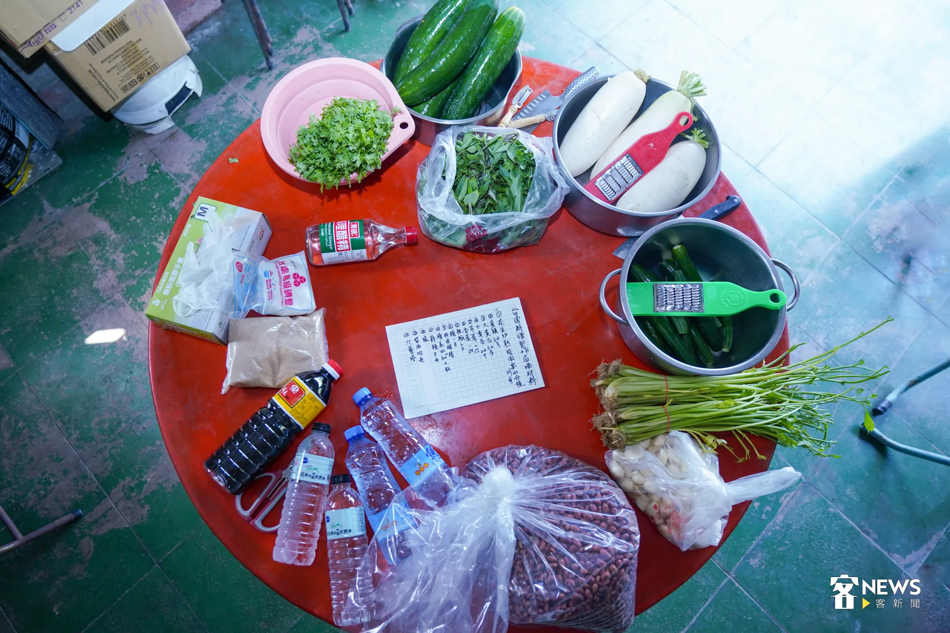 「台灣料理」食材繁多，桌上擺滿蔬菜、花生調味料，準備開工。洪藝晅攝