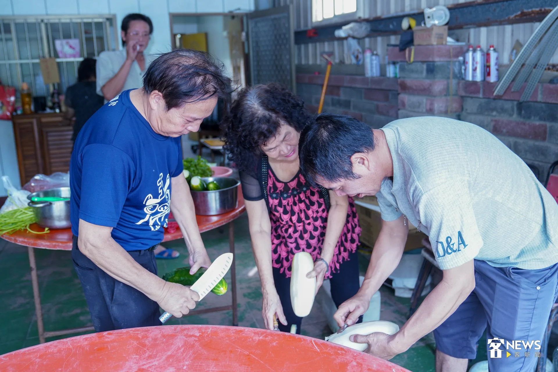 多人分工合作，加快備料過程。洪藝晅攝