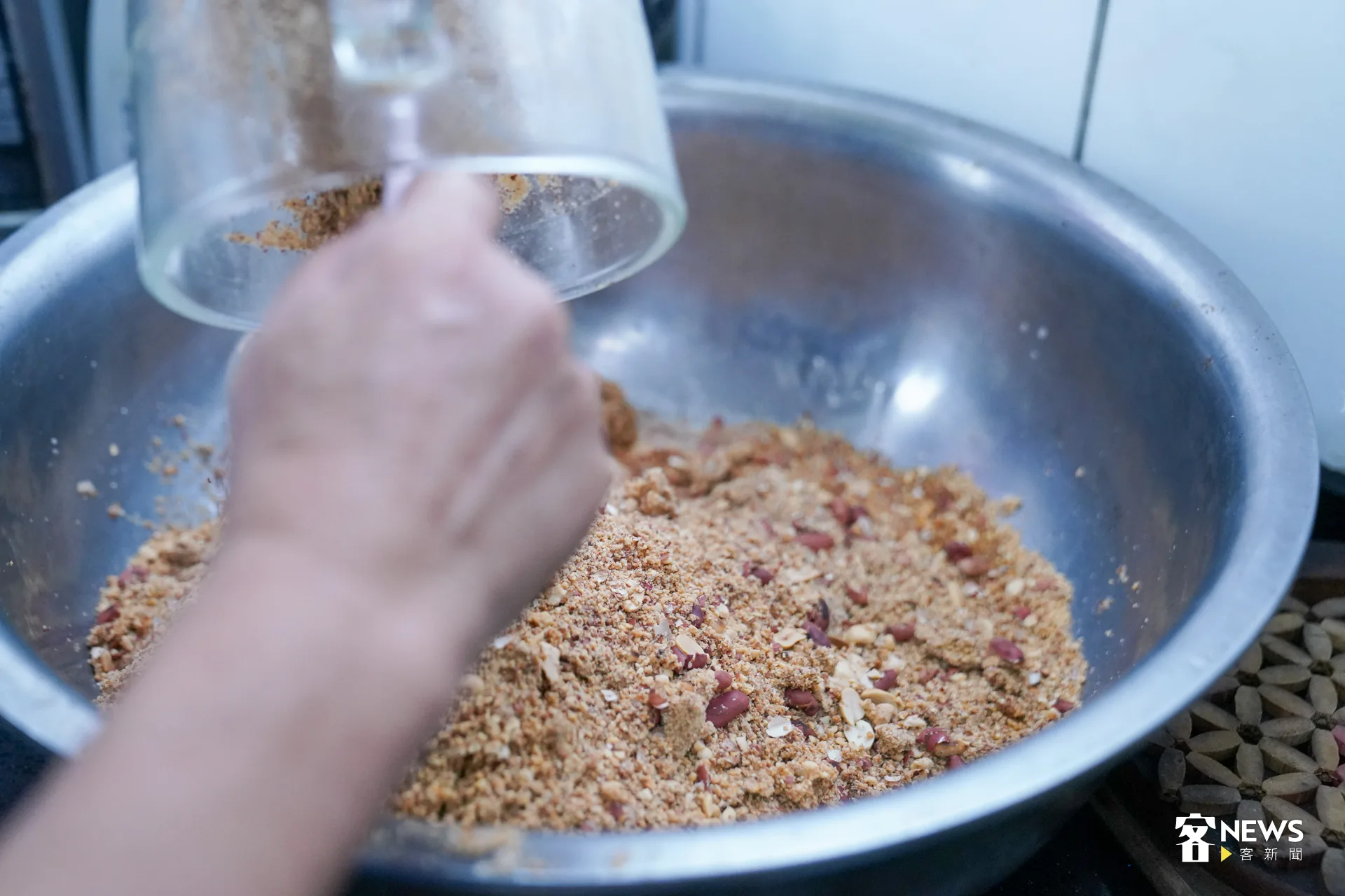 炒香的花生用果汁機打成小顆粒，保留口感、不能太碎。洪藝晅攝