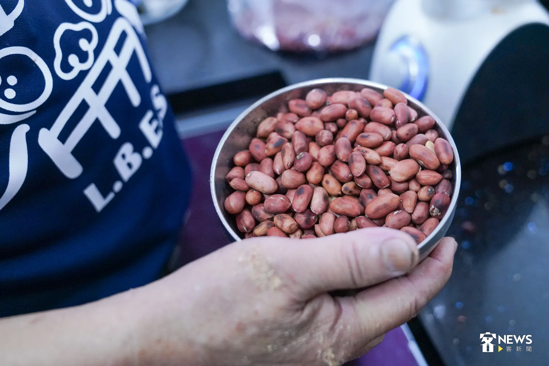 花生要乾炒40分鐘不能停，才能炒出香氣。洪藝晅攝