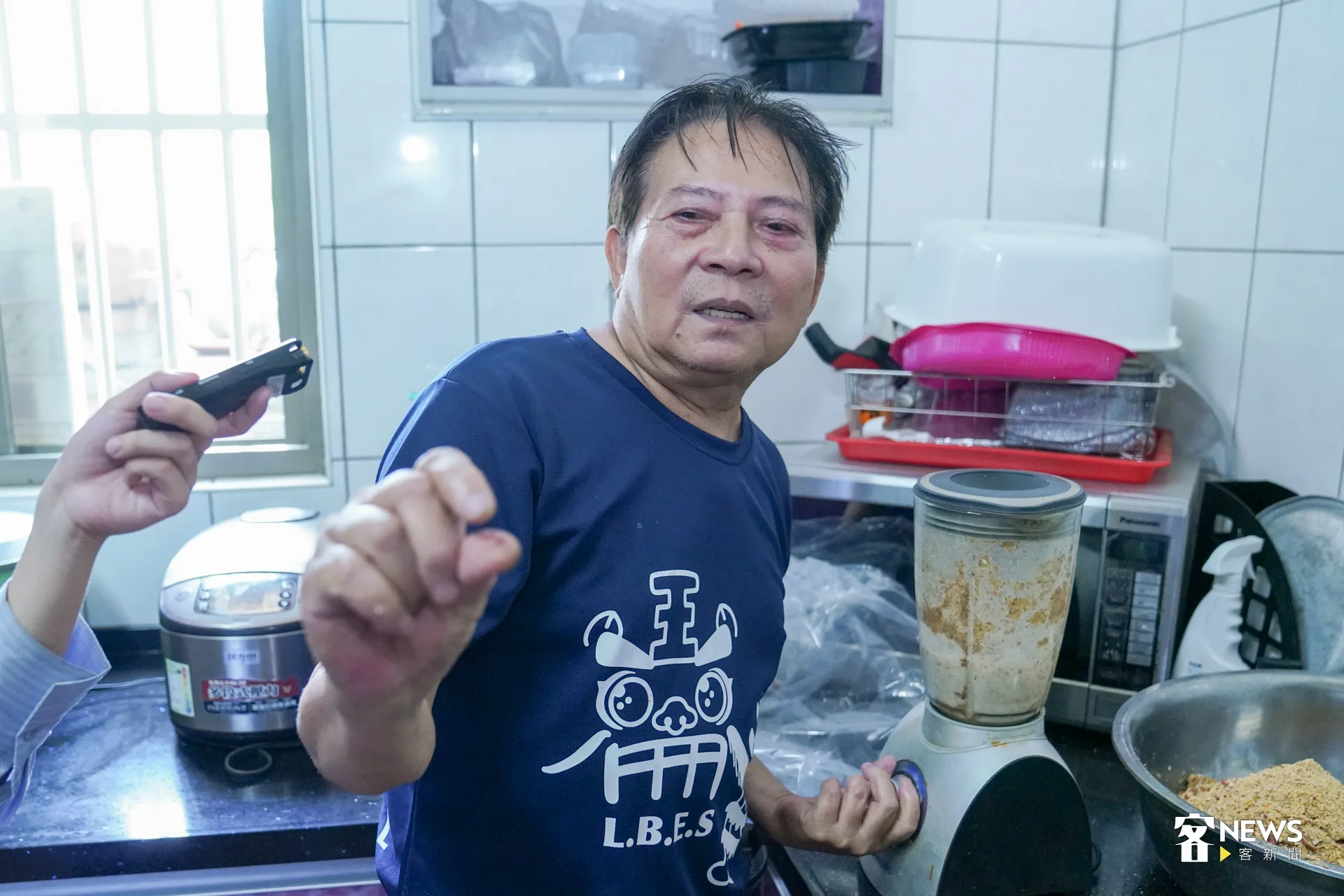 崙前社區理事長李日城忙著備料，他說炒花生是美味關鍵。洪藝晅攝