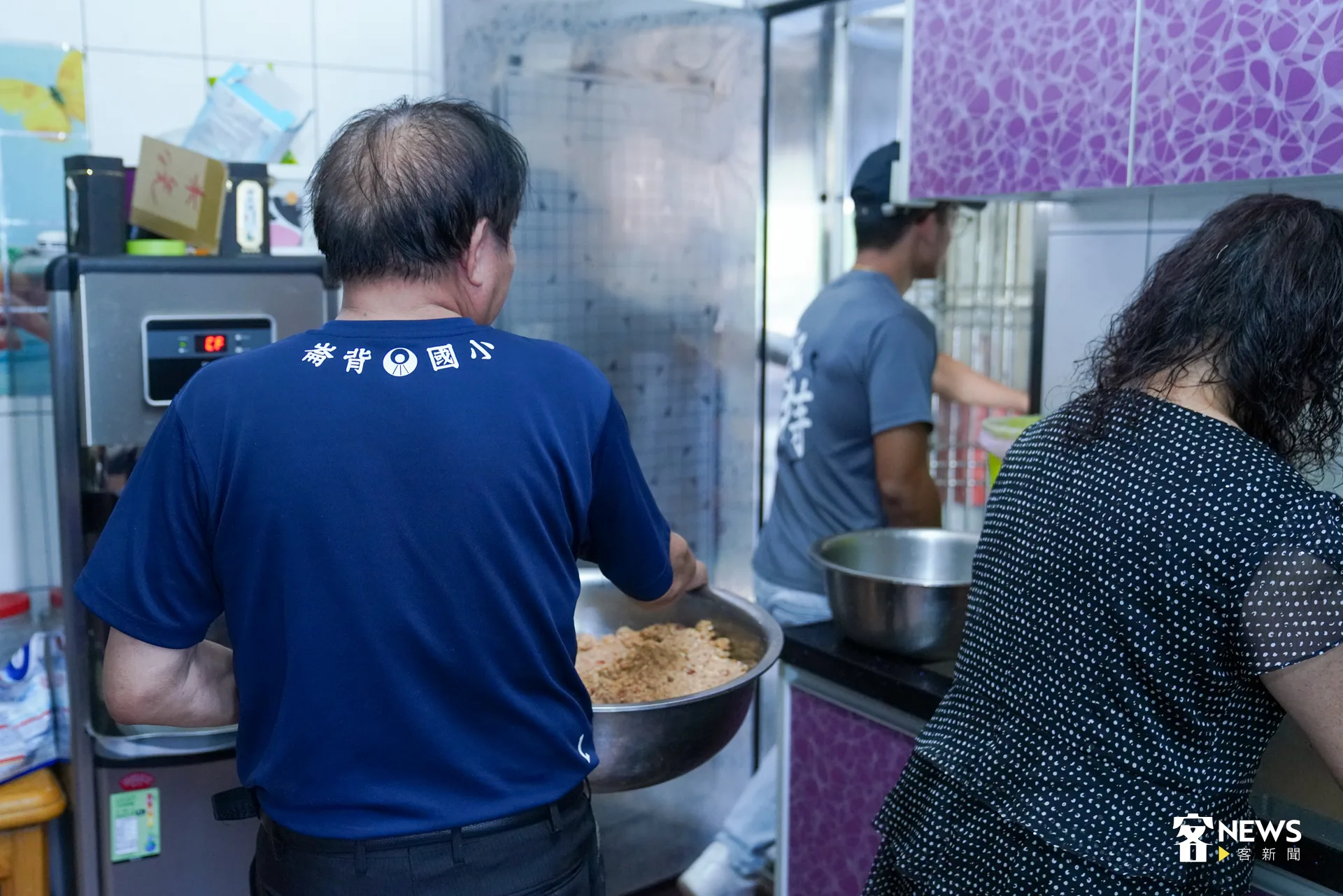 料理擔當李日城在客廳與廚房穿梭忙碌。洪藝晅攝