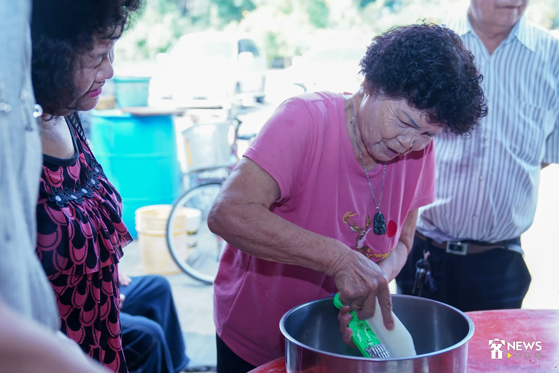 80歲的阿婆備料起來仍活力十足，樂在其中。洪藝晅攝