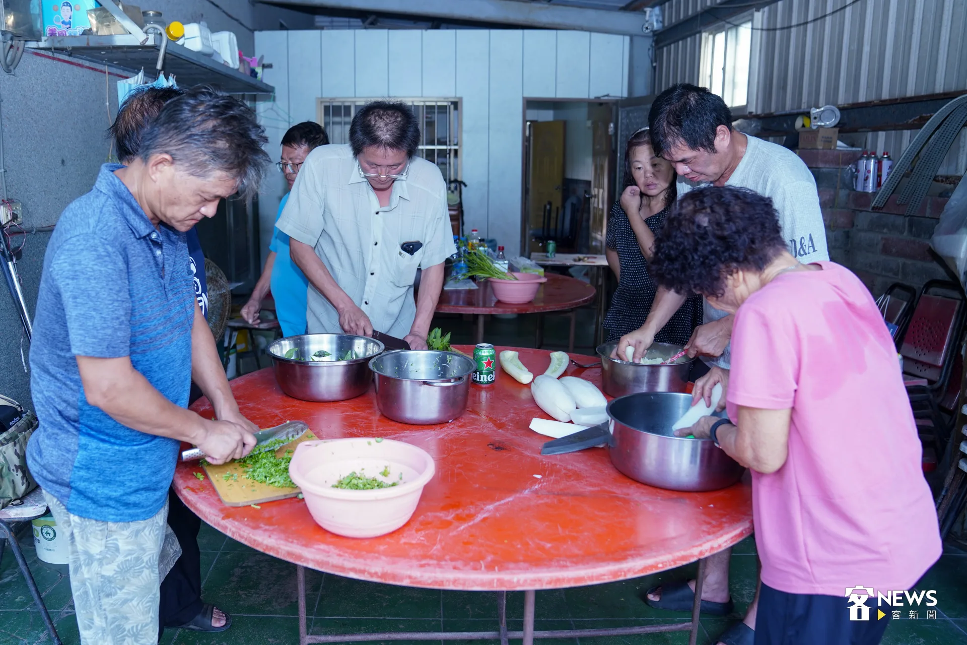 崙背在地人三三兩兩圍在一起，邊備料邊聊天。洪藝晅攝