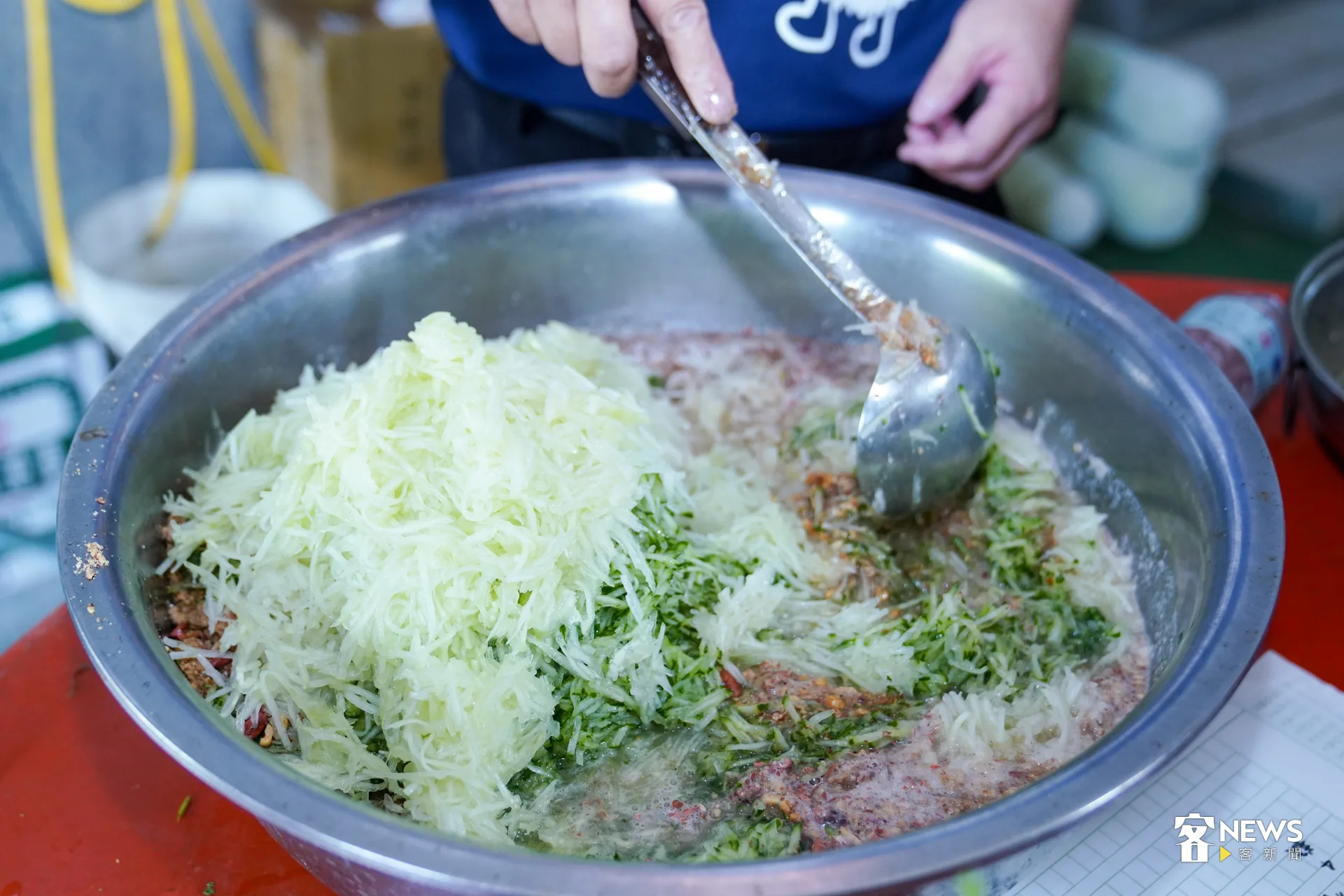 處理好的食材攪拌均勻，醋和辣椒可依自身喜好調整。洪藝晅攝