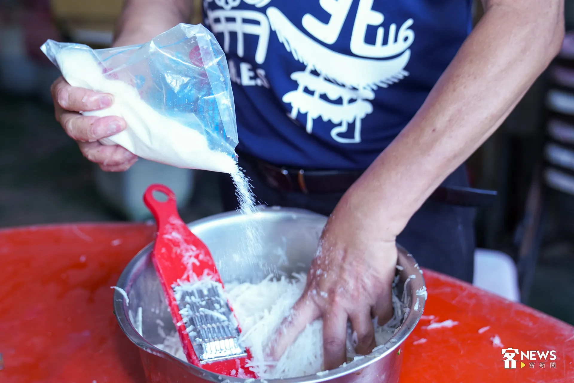 菜頭挫籤後要以鹽巴逼出苦水。洪藝晅攝