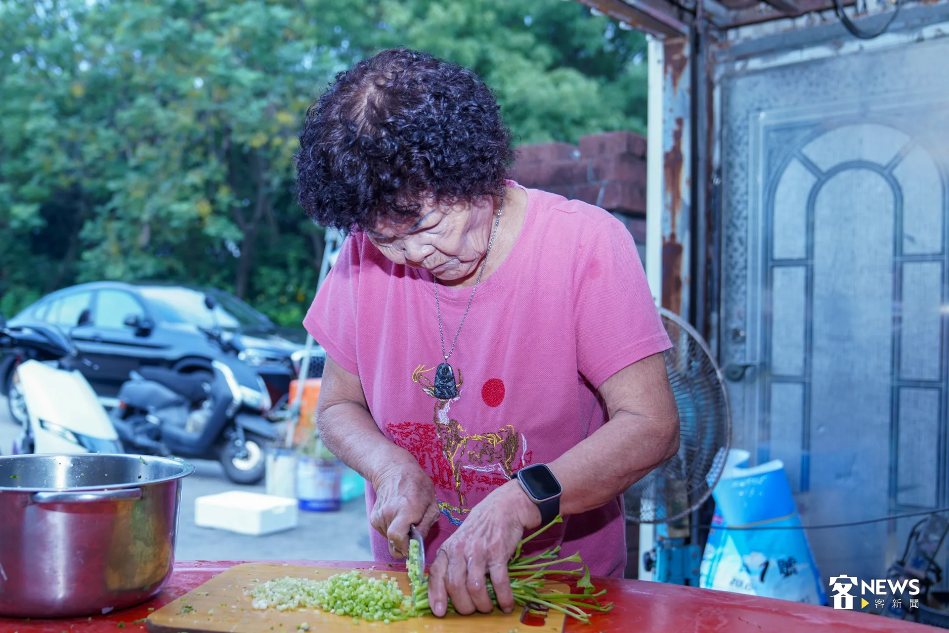 80歲的崙背阿婆說，這道料理從小吃到大。洪藝晅攝