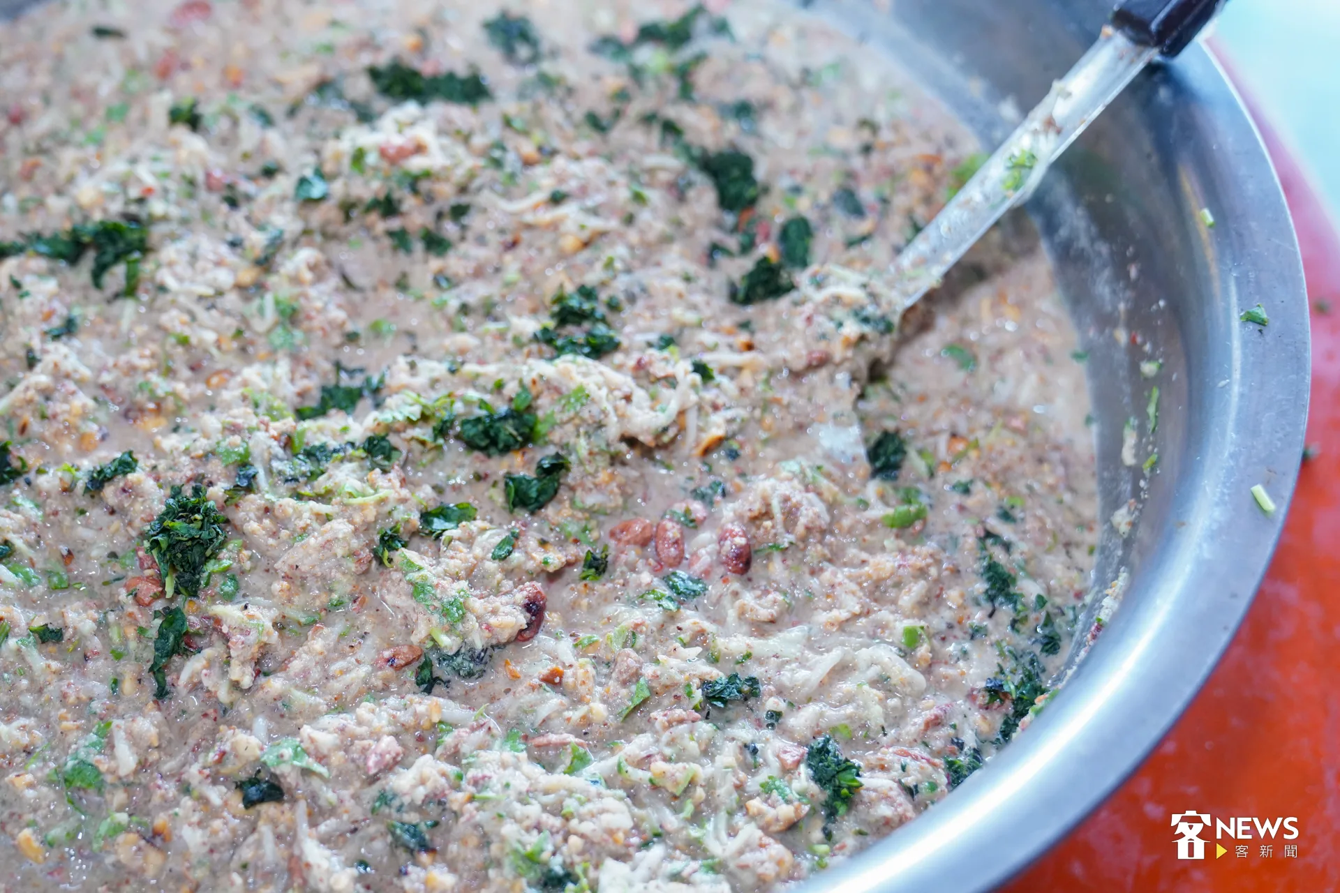 完成的「台灣料理」色澤繽紛，拌入醋精與糖水後香氣誘人。洪藝晅攝