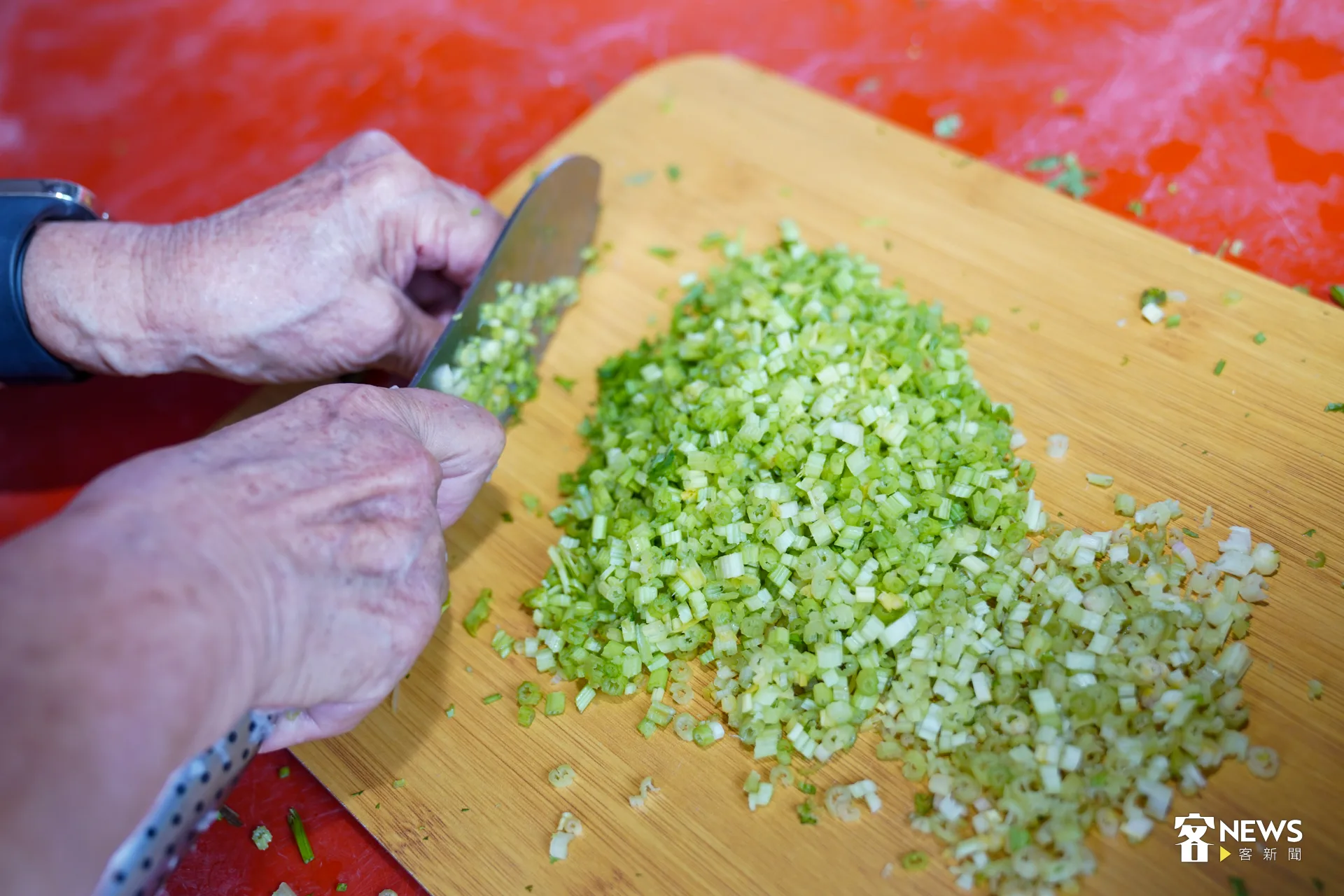 芹菜細切後，要稍微壓軟提升口感。洪藝晅攝