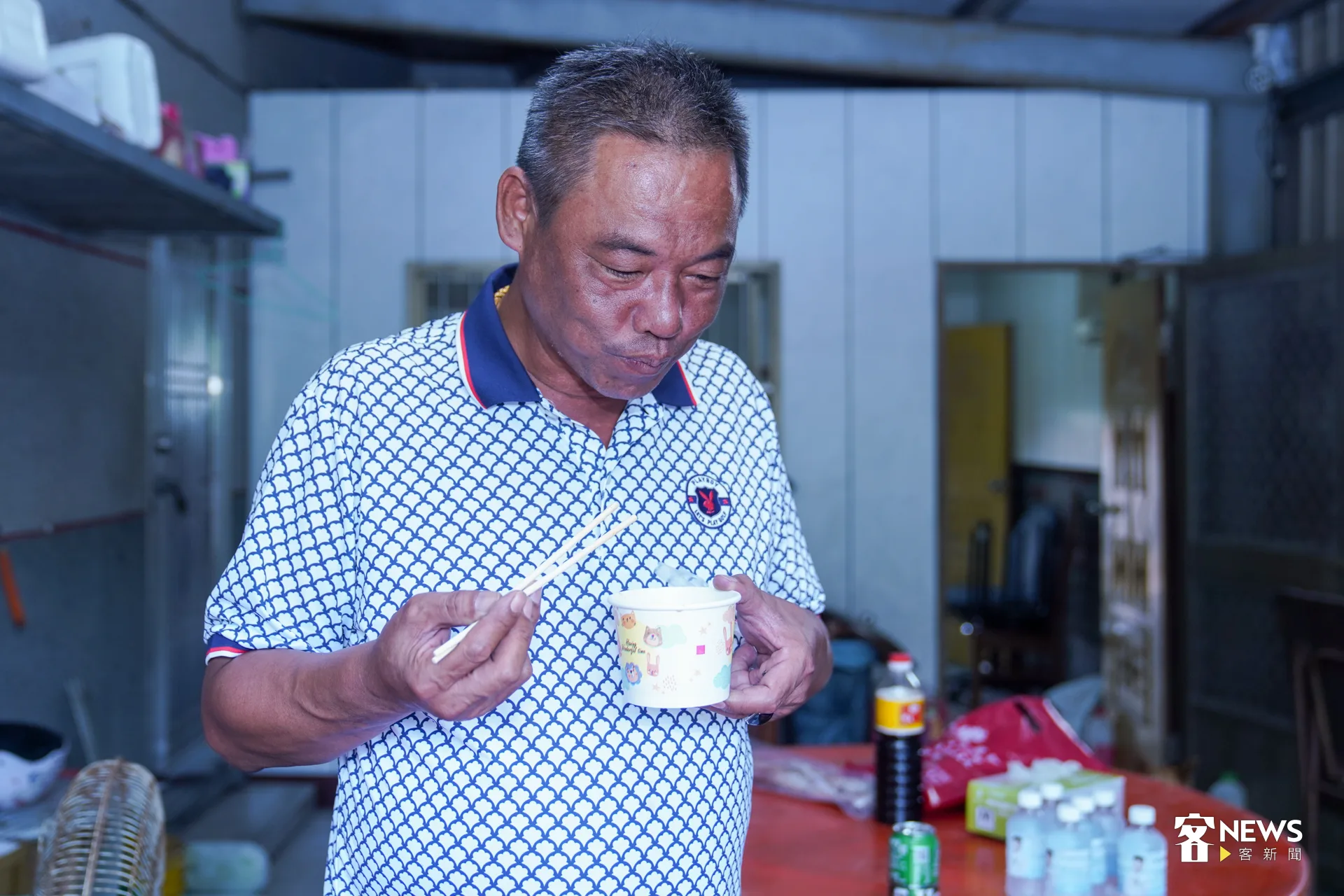 第一次品嘗台灣料理的阿伯說，酸甜鹹辣都有，口感脆脆的，很好吃。洪藝晅攝