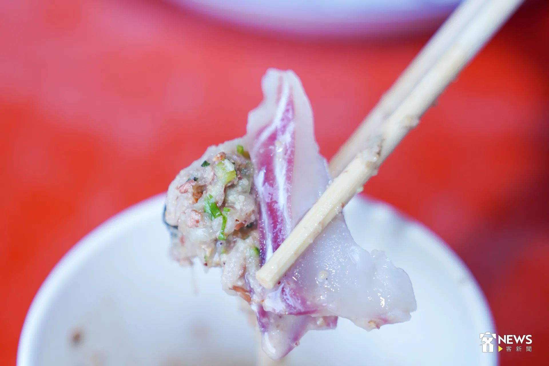 魚片搭配「台灣料理」一起入口，爽脆清香，味道驚喜。洪藝晅攝