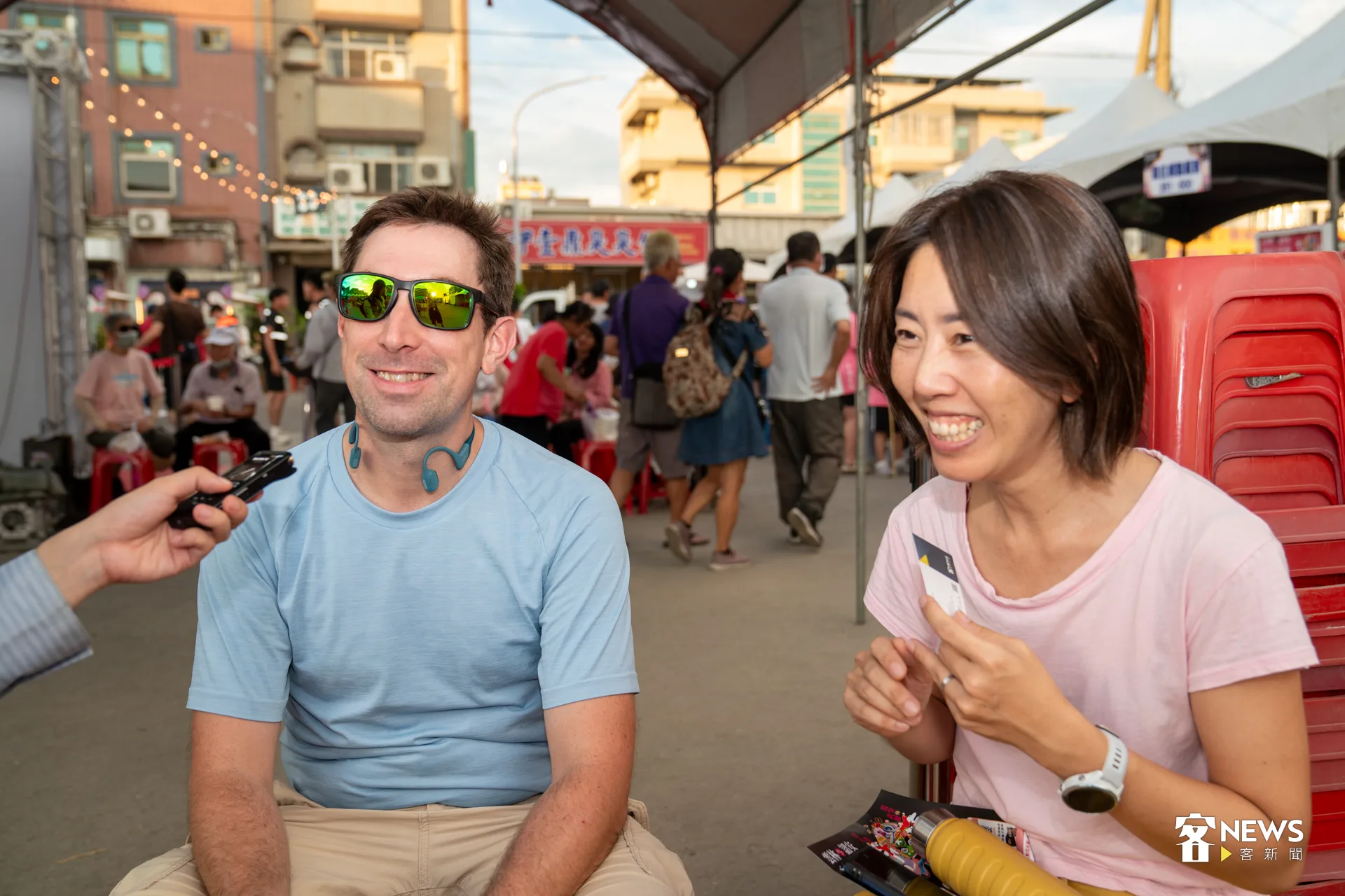 來自法國、在台生活10年多的高馬修（左），妻子是崙背詔安客李貞樺（右），他們夫妻是第一次參與火把節。洪藝晅攝