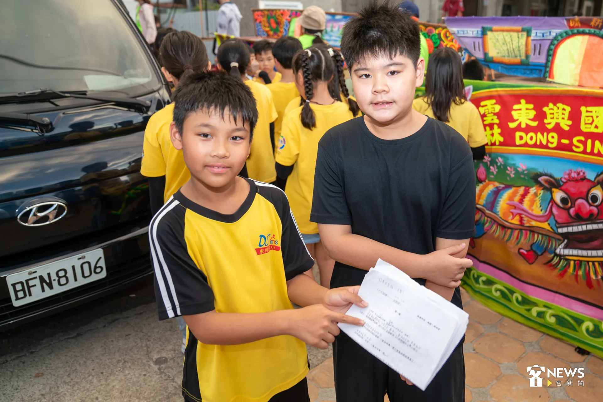 東興國小布袋戲團員王子軒（左）、楊宸光（右）兩人，以流利客語朗讀劇本。洪藝晅攝