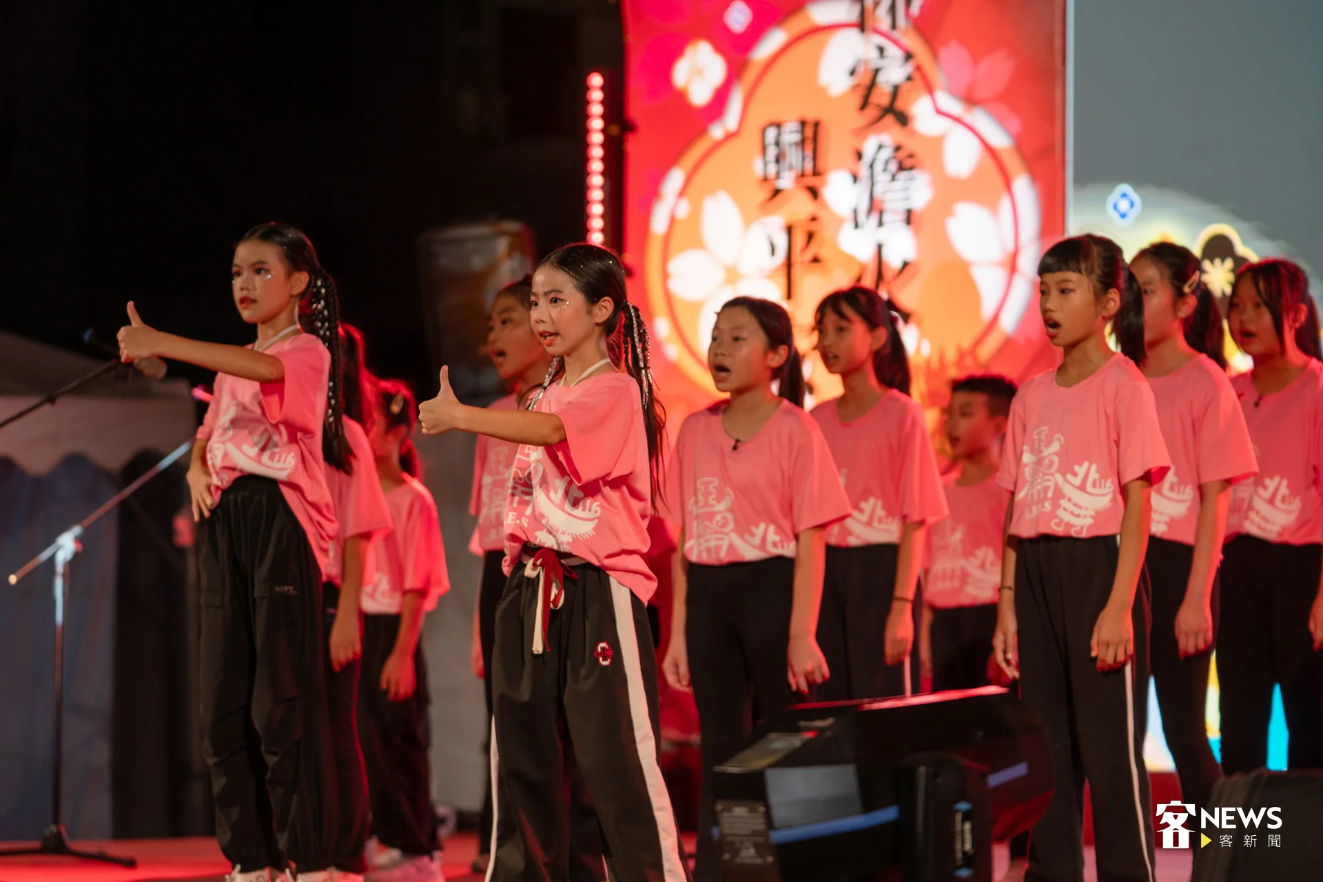 「崙背國小詔安客語合唱團」也登上舞台獻唱，獲得滿場掌聲。洪藝晅攝