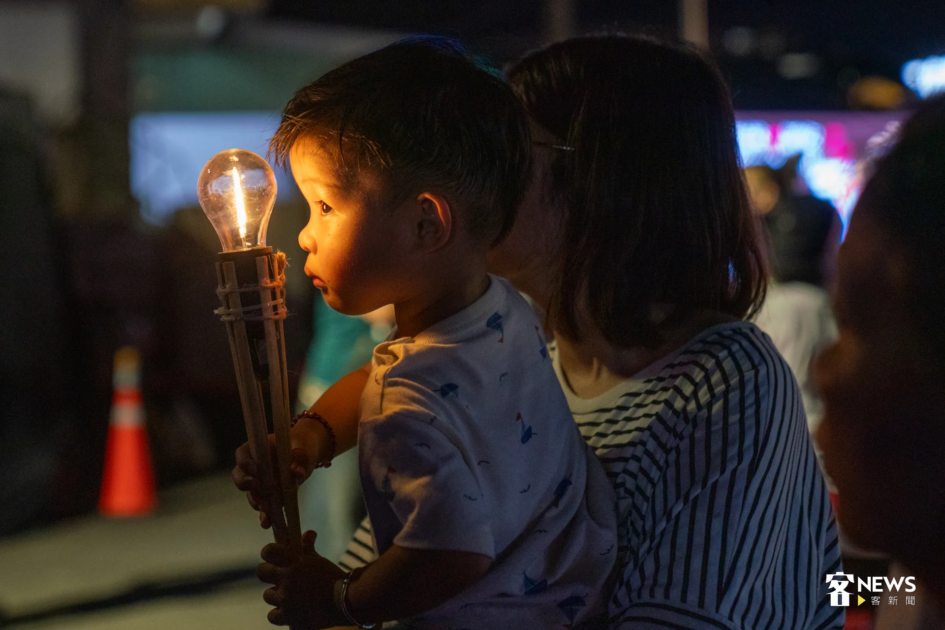 雲林詔安客家文化節邁入17週年，舉火把繞境成為每年文化節開幕式最具代表性的活動，民眾在光影交錯中體驗客庄的百年風情。洪藝晅攝
