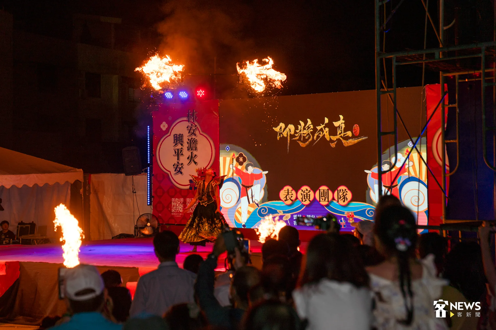今年開幕舞台首度邀請國際級舞團「即將成真」帶來震撼火舞秀，舞者揮動手中火棒，火焰隨身影翻飛、跳躍。洪藝晅攝
