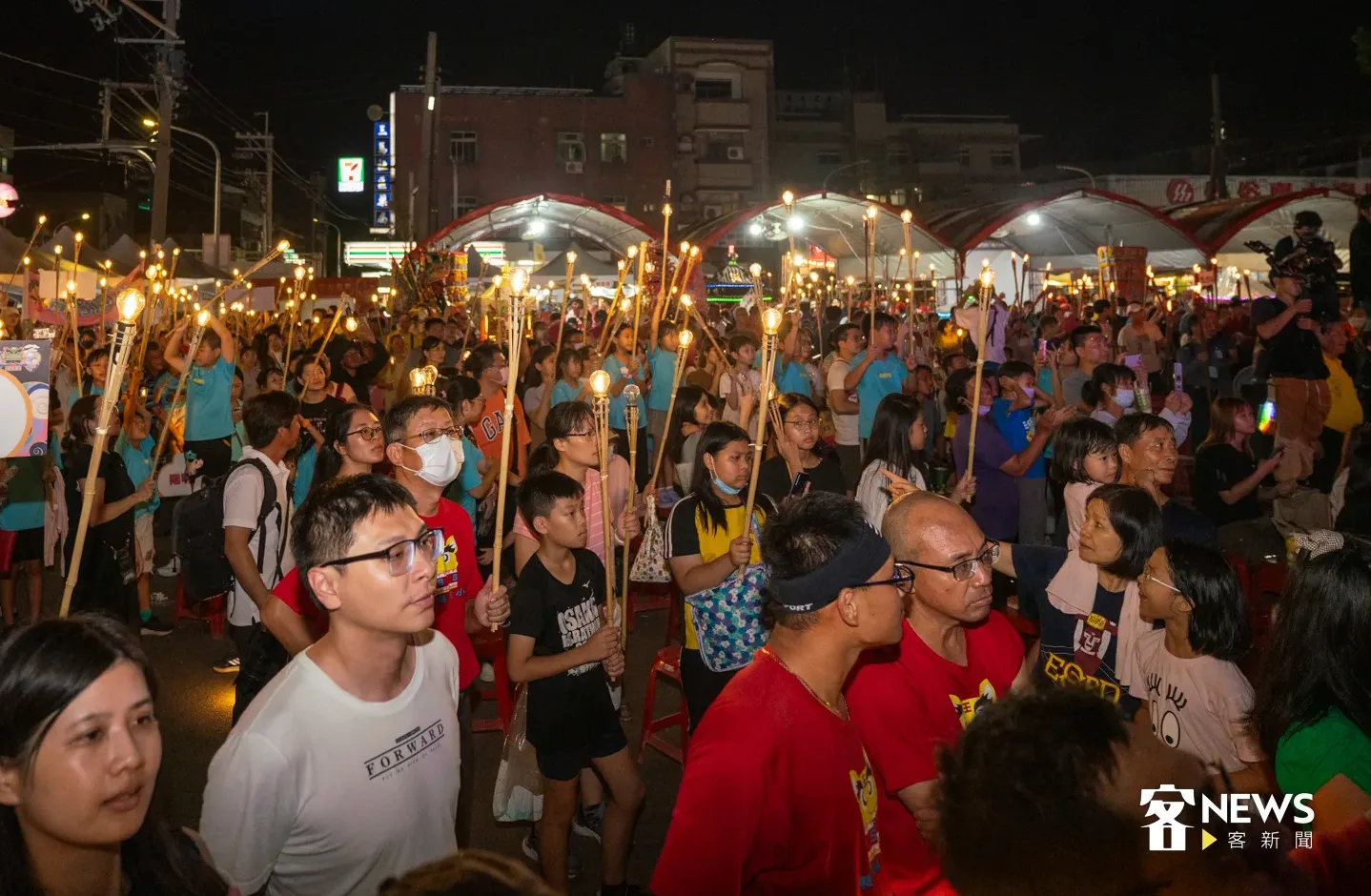 雲林詔安客家文化節邁入17週年，舉火把繞境成為每年文化節開幕式最具代表性的活動，民眾在光影交錯中體驗客庄的百年風情。洪藝晅攝