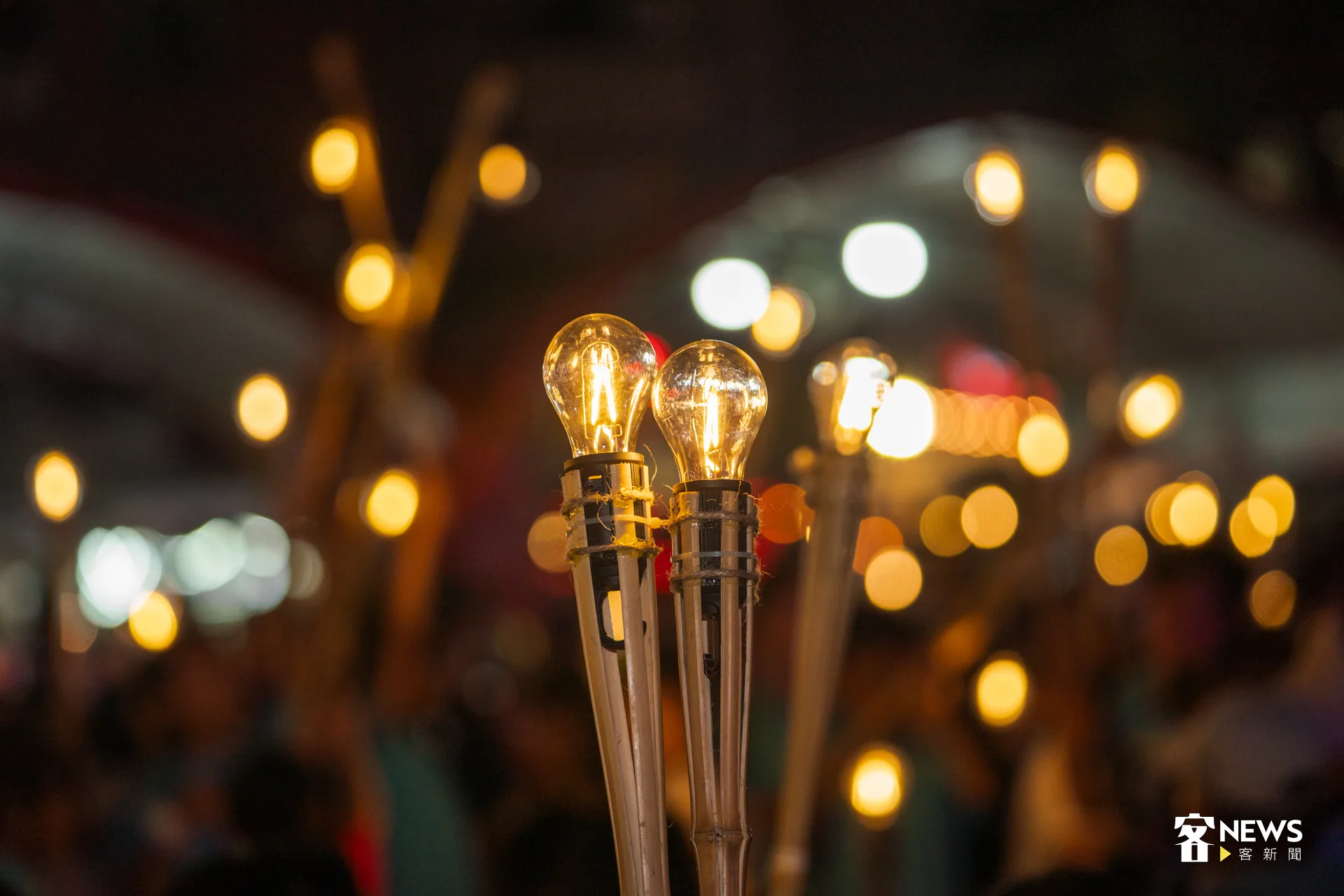 雲林詔安客家文化節邁入17週年，舉火把繞境成為每年文化節開幕式最具代表性的活動，民眾在光影交錯中體驗客庄的百年風情。洪藝晅攝