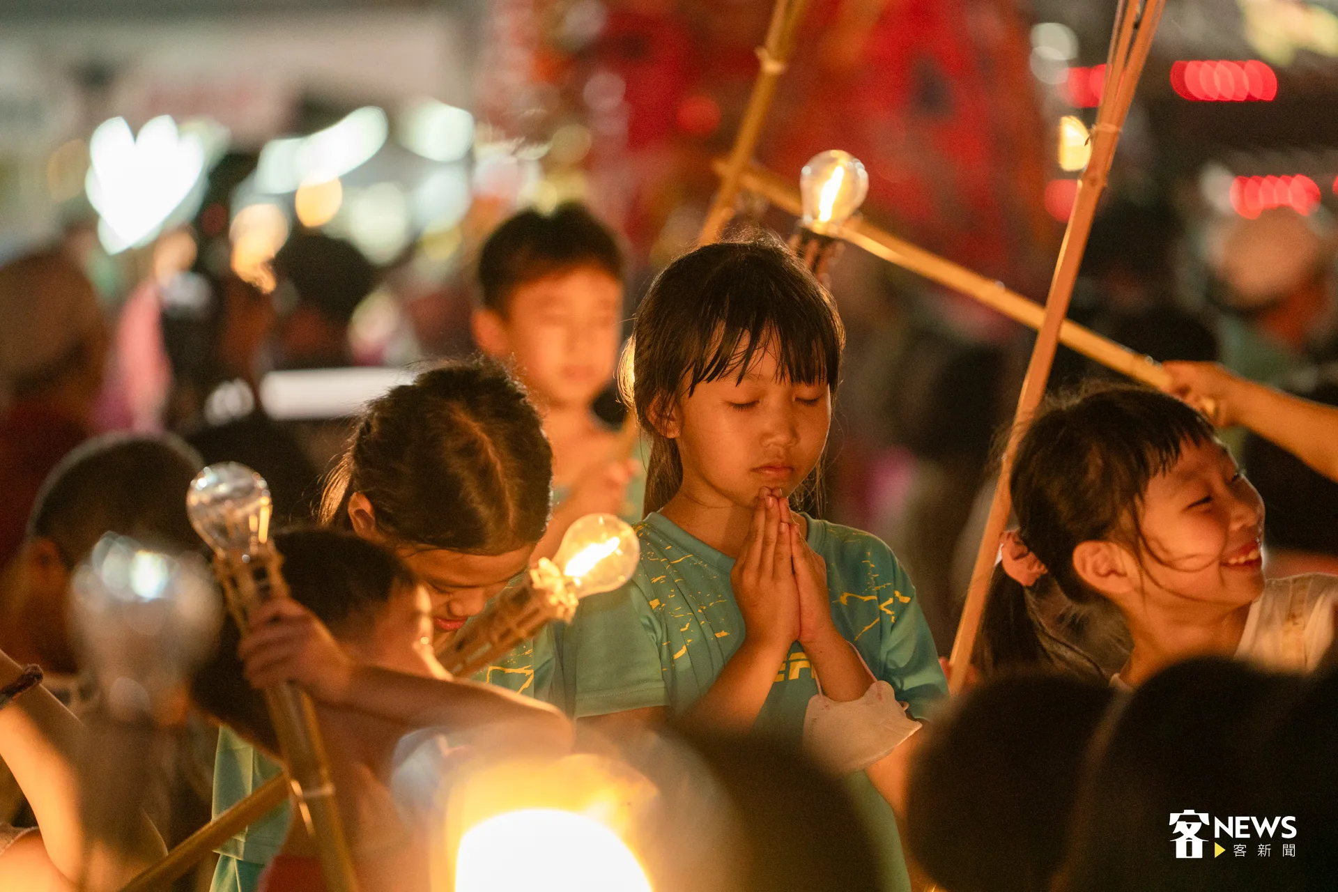 雲林詔安客家文化節邁入17週年，舉火把繞境成為每年文化節開幕式最具代表性的活動，民眾在光影交錯中體驗客庄的百年風情。洪藝晅攝