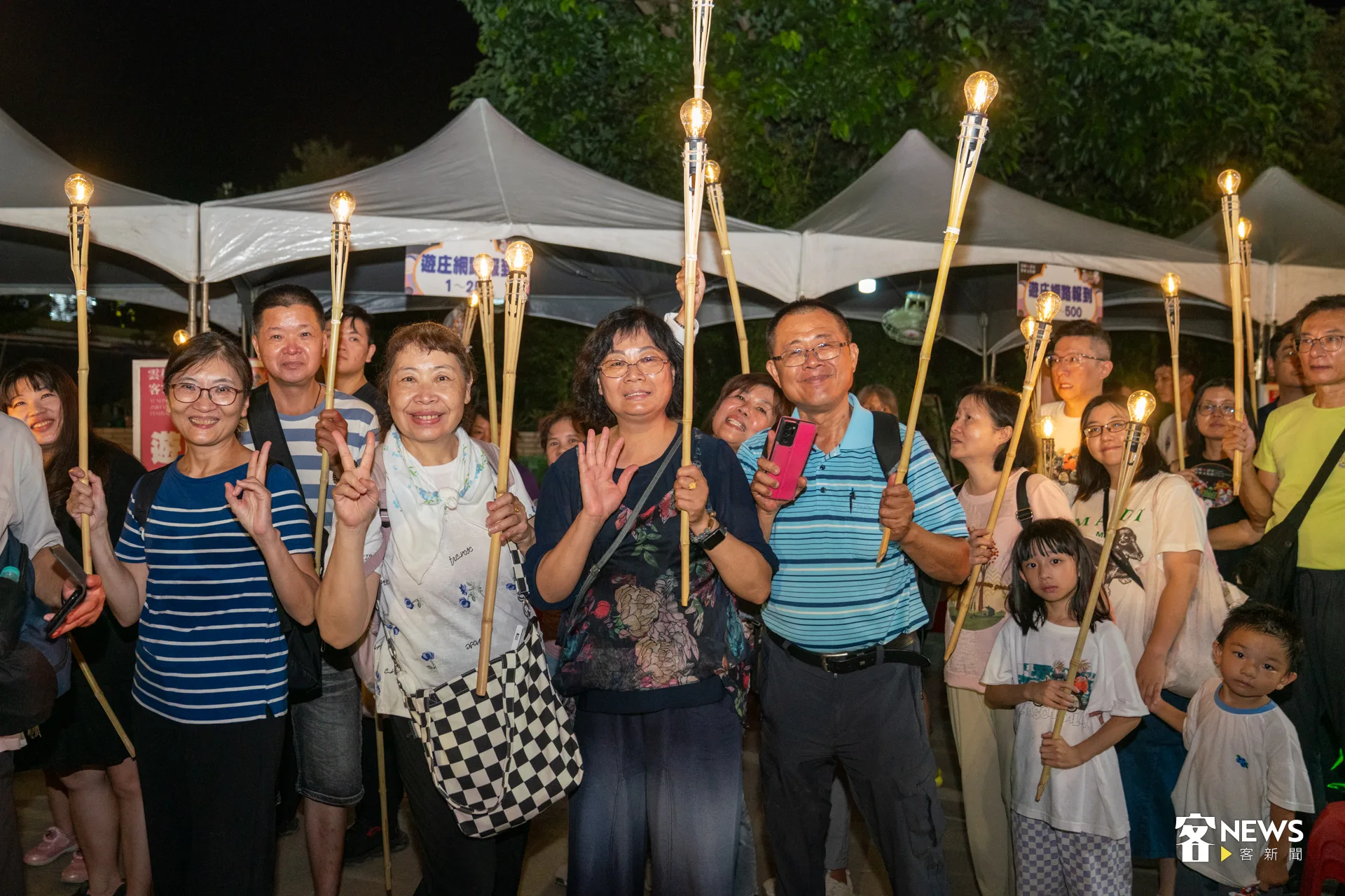 金黃溫暖的點點火光，綿延照亮崙背夜空，映照大人小孩溫馨洋溢的笑臉，大家沉浸在節慶的歡樂氛圍中。洪藝晅攝