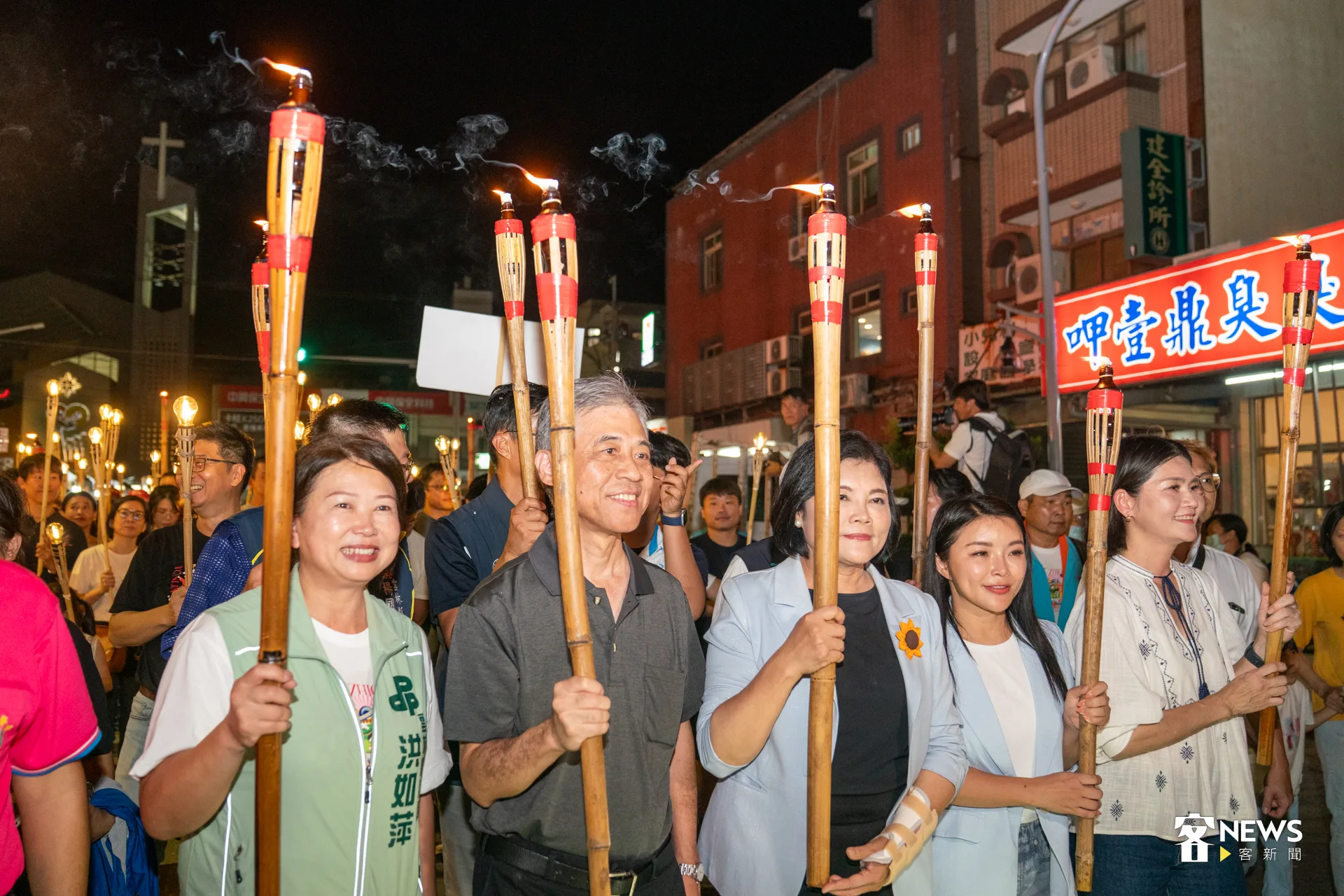 雲林詔安客家文化節邁入17週年，舉火把繞境成為每年文化節開幕式最具代表性的活動，民眾在光影交錯中體驗客庄的百年風情。洪藝晅攝