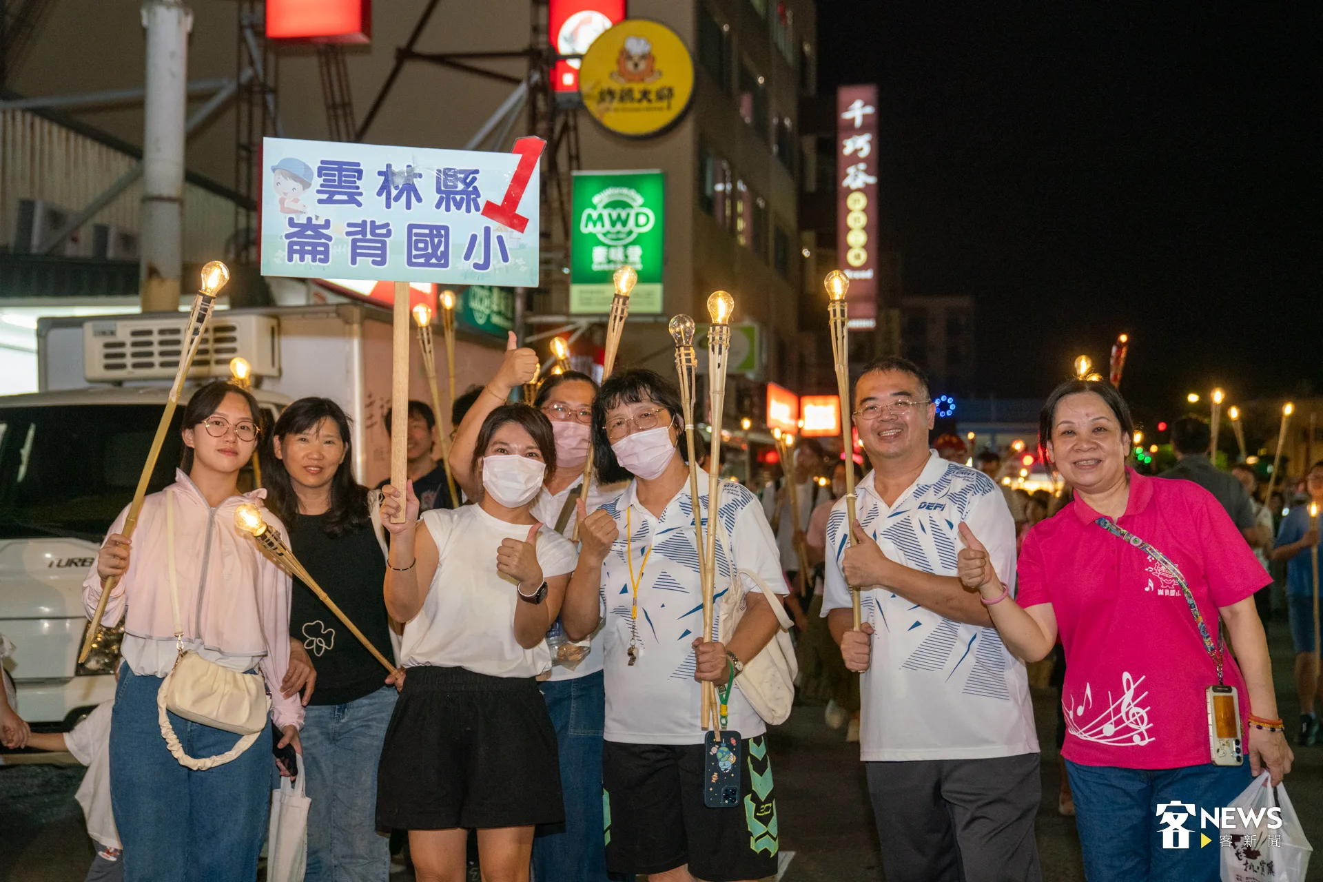 千位民眾手舉「澹仔火deemˆ zuˆ fooˆ」，大手牽小手沿著小徑遊庄，場面壯觀。洪藝晅攝