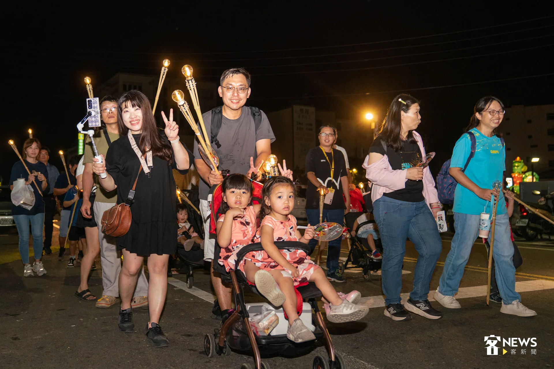 金黃溫暖的點點火光，綿延照亮崙背夜空，映照大人小孩溫馨洋溢的笑臉，大家沉浸在節慶的歡樂氛圍中。洪藝晅攝