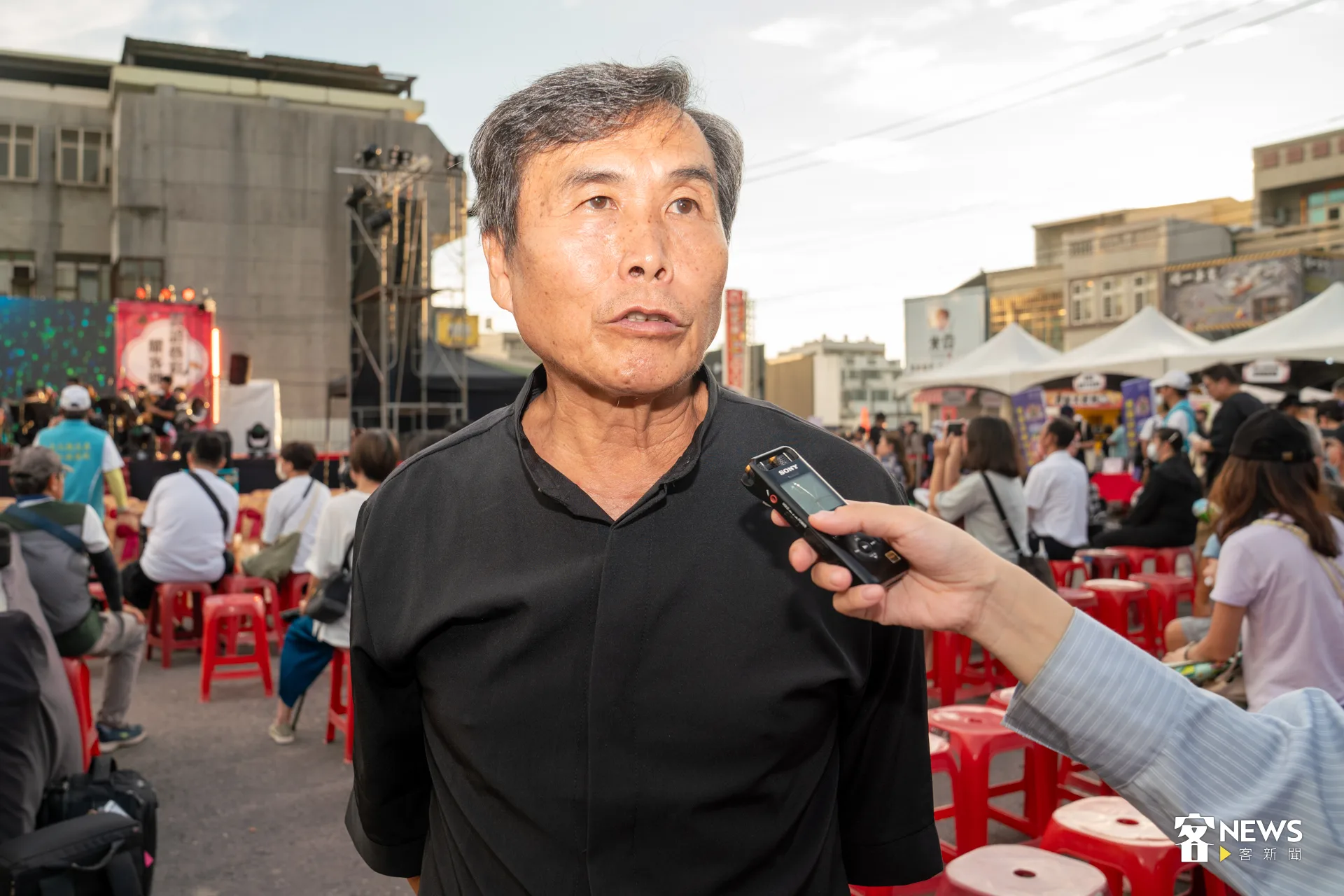 曾獲客家委員會「客家貢獻獎」的隆興閣掌中劇團團長廖昭堂，這次帶領來惠國小與東興國小小朋友，登台演出布袋戲。洪藝晅攝