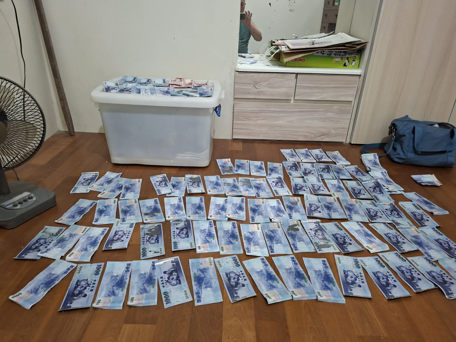 將撈回來的鈔票鋪在地板上陰乾。黃銘漳提供