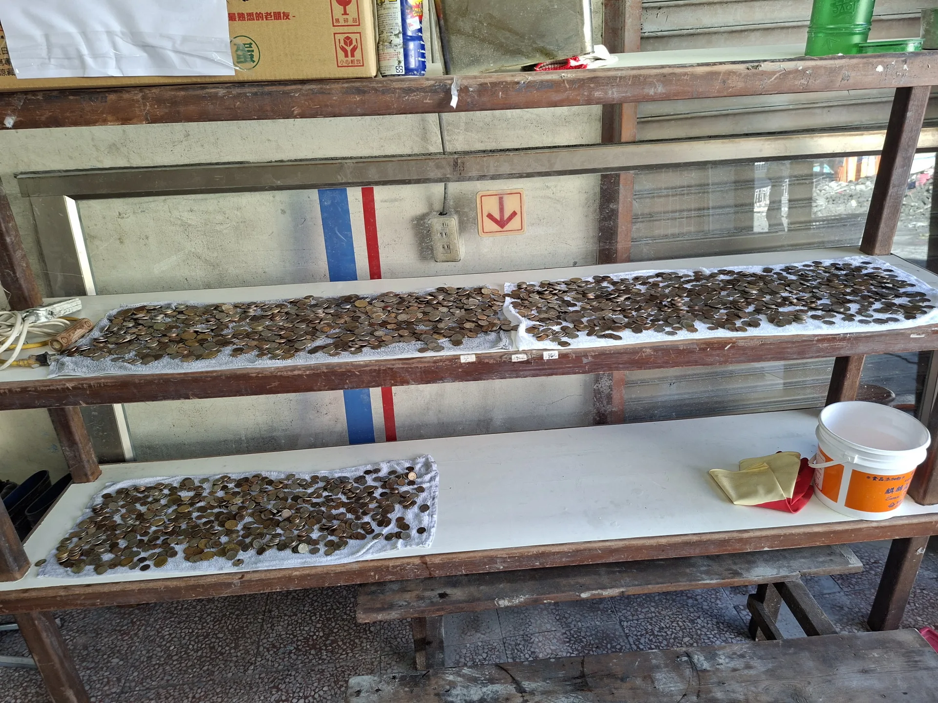 鋪開大批銅板晾乾。黃銘漳提供