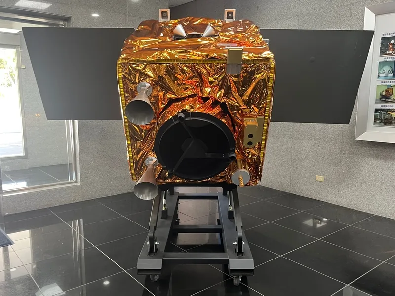 台灣首個自製光學遙測衛星星系「福衛八號」第1顆衛星「齊柏林衛星」7日起運，將運抵美國加州。圖為齊柏林衛星模型。中央社