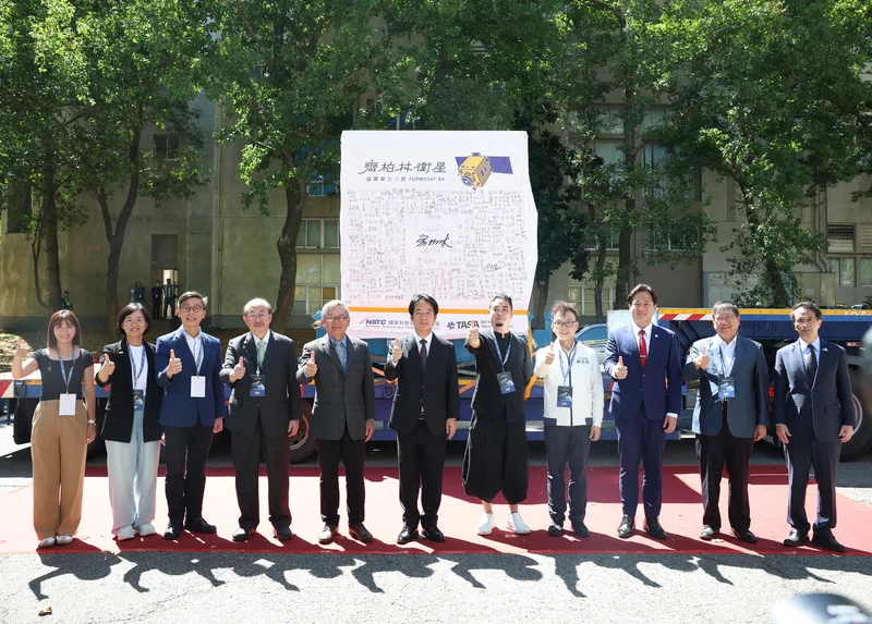 「福衛八號」是台灣第1個自製的衛星星系，共有8顆光學遙測衛星，其中第1顆衛星啟運典禮7日在國家太空中心舉行，總統賴清德（中）、國科會主委吳誠文（左5）、民進黨立法院黨團總召柯建銘（左4）等人出席，見證台灣太空科技重要里程碑。中央社
