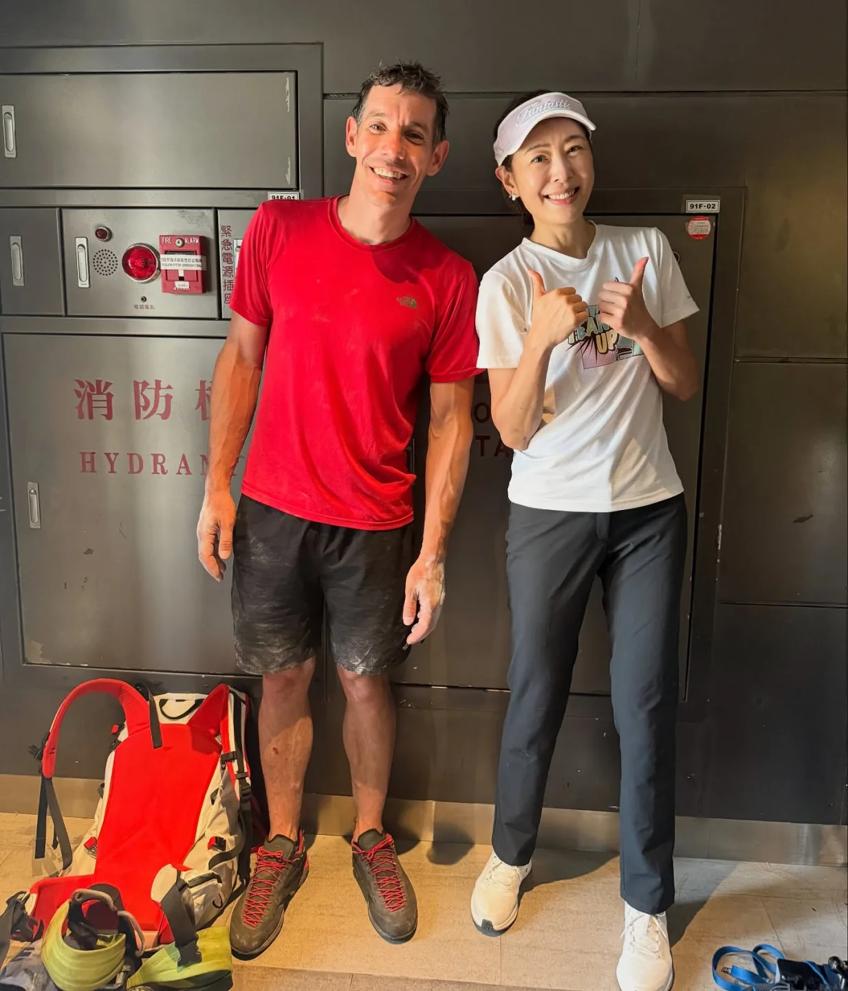 美國自由攀岩傳奇猛將Alex Honnold宣布,將於明年以自由攀登方式,挑戰摩天大樓台北101,過程將在Netflix全球現場直播。翻攝自賈永婕FB