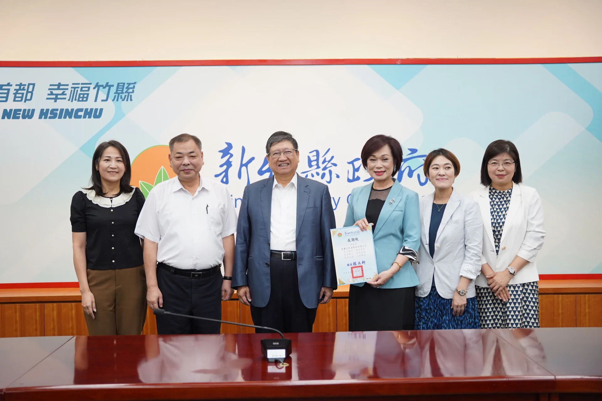 安麗台灣今天(10月7日)捐贈450台「安麗越野加寬摺疊推車」,供竹縣63所非山非市及偏遠地區國中、小學校使用。竹縣府提供