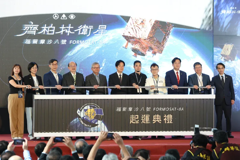 台灣自製「福衛八號」齊柏林衛星7日在國家太空中心舉行起運典禮，總統賴清德（中）、國科會主委吳誠文（左5）、民進黨立法院黨團總召柯建銘（左4）等人出席，一同啟動儀式。中央社