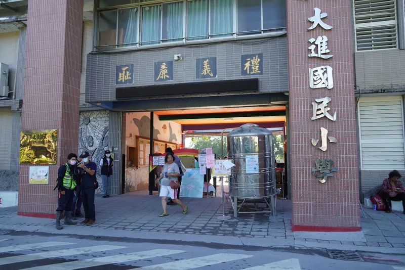 花蓮洪患釀災，光復鄉大進國小等7所國中小學停課長達14天，隨搶災清淤暫告一段落，學校7日恢復實體上課。中央社