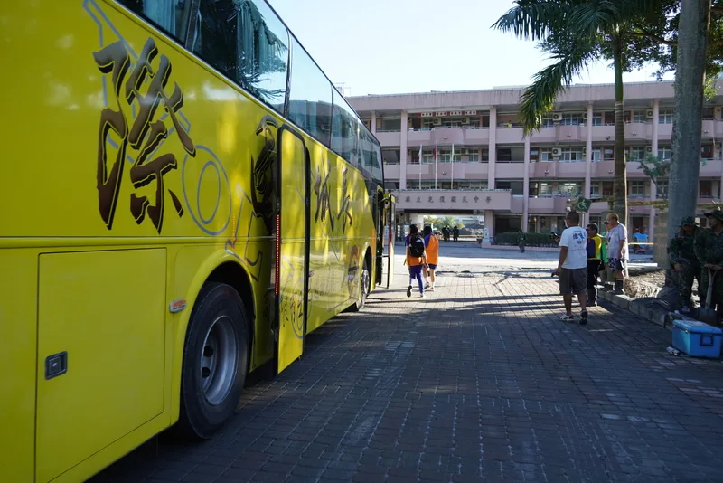 花蓮洪患釀災，光復鄉7所國中小學停課長達14天，隨搶災清淤暫告一段落，學校7日恢復實體上課。圖為光復國中因校車泡水，由大型巴士暫時替代，載送學生入校。中央社