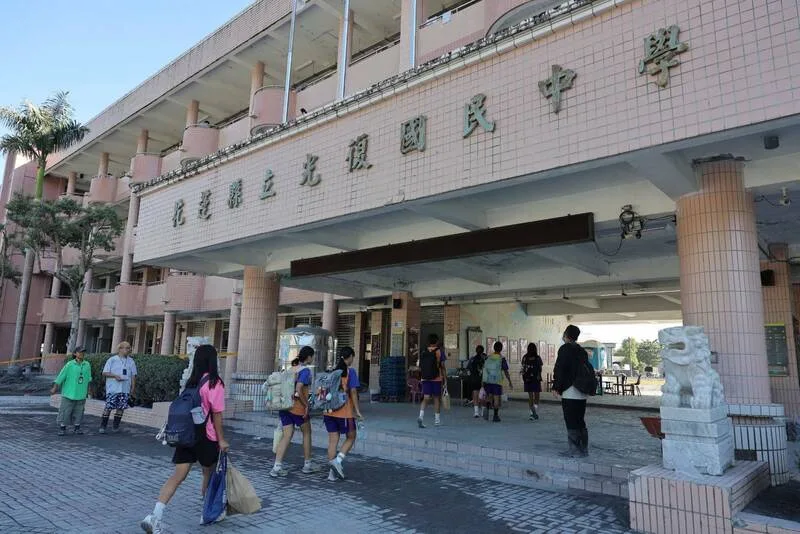 光復鄉恢復上班上課，逾8成學生到校。花縣府提供