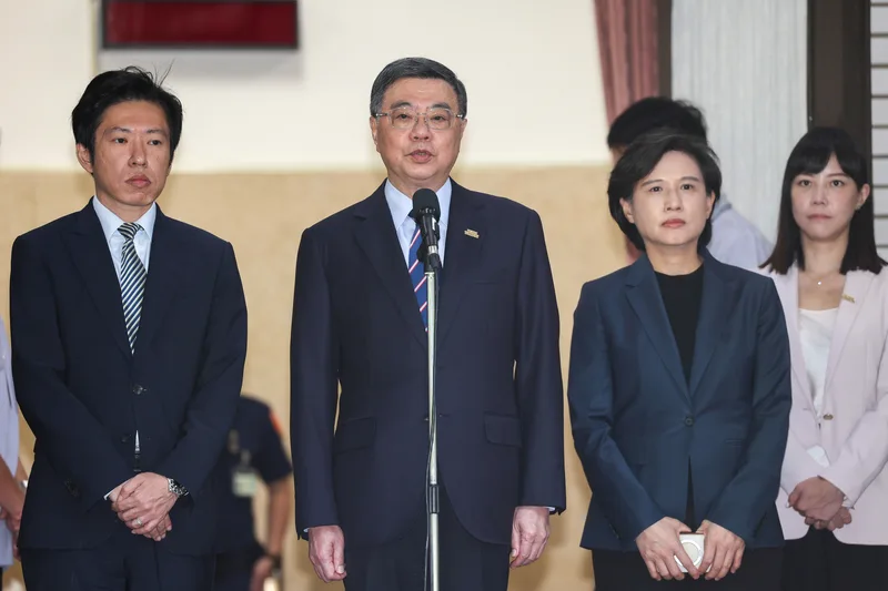 行政院長卓榮泰（中）今（7）天受訪時表達遺憾，「這位志工已從志工變成救災英雄，會予以最高的慰問。」中央社