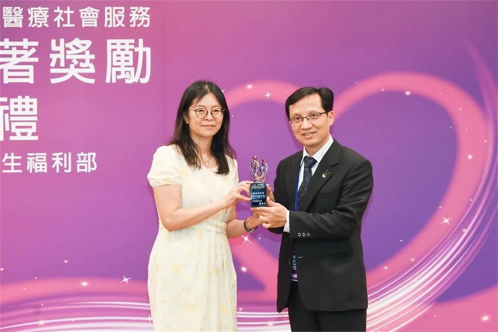 圖為長庚醫院榮獲衛福部頒發2023年防疫貢獻獎。（左）衛福部劉玉菁副司長（右）林口長庚感染醫學科謝顯森主任。長庚醫院提供