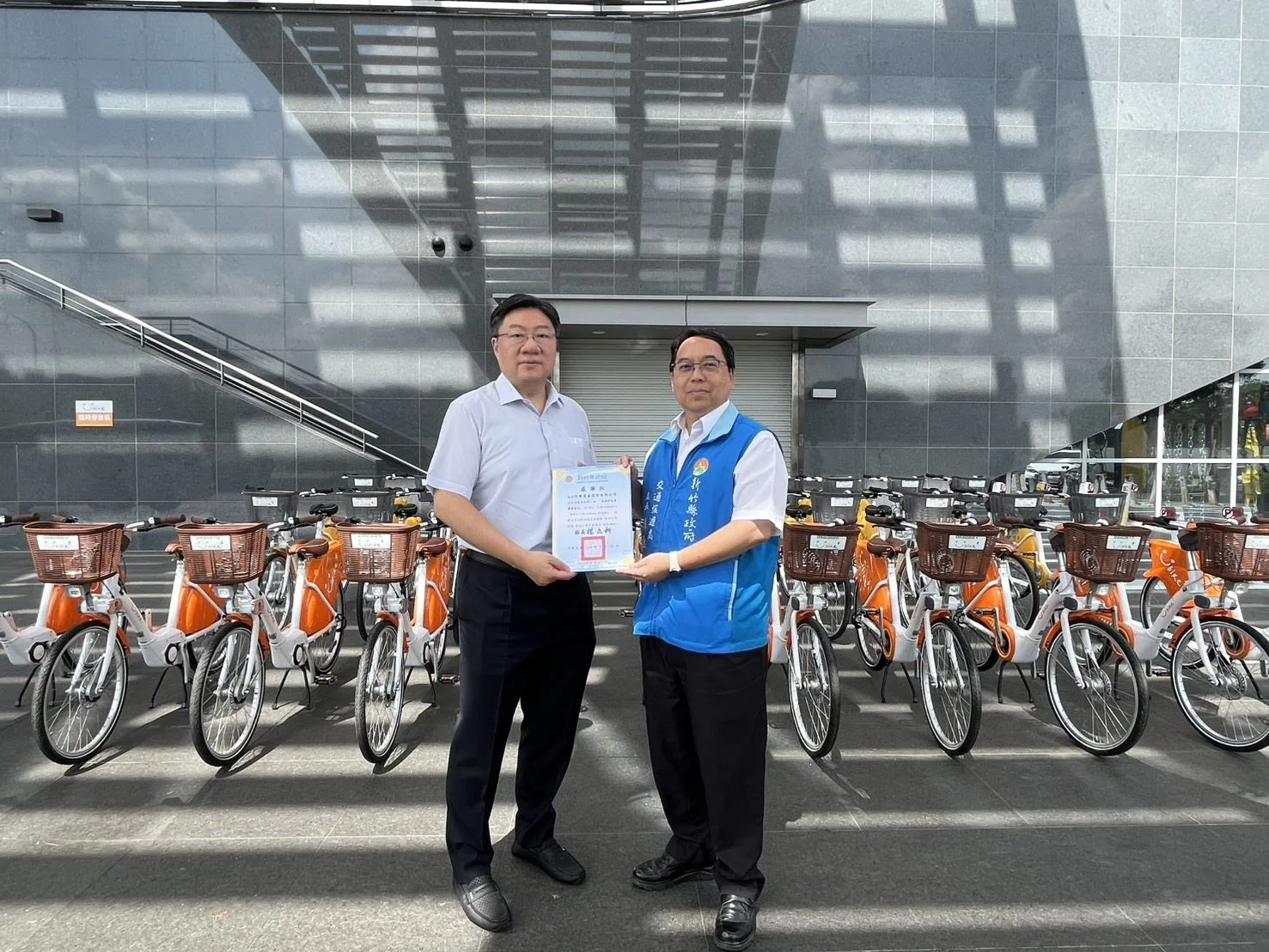 響應竹縣綠色交通政策，保樂資產捐贈「昌益科技產發園區」YouBike站，竹縣府頒贈感謝狀。竹縣府提供